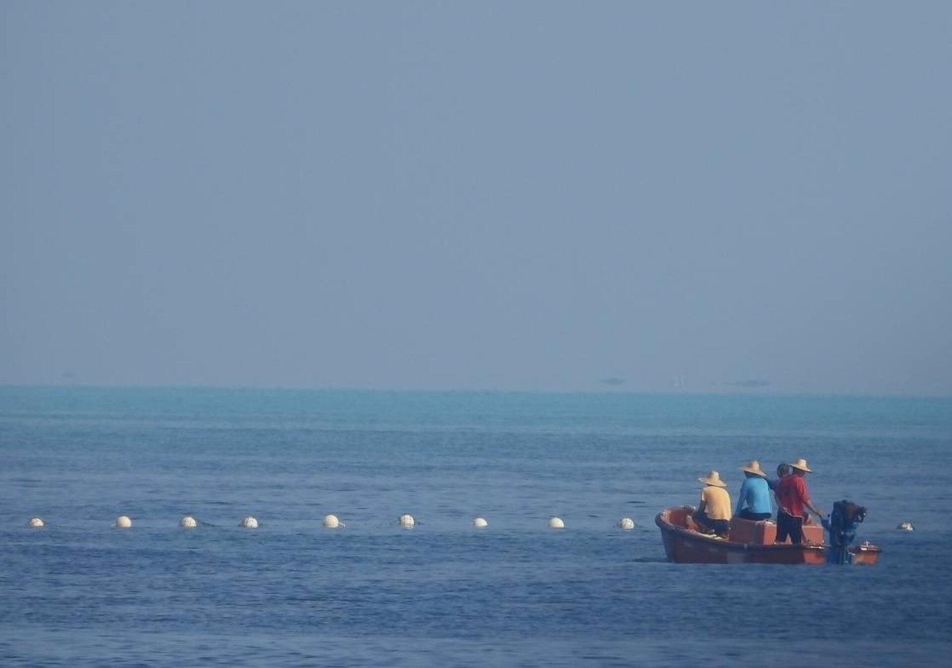 Pescadores cerca del bajo de Masinloc, en las aguas en disputa del mar de China Meridional (GUARDIA COSTERA DE FILPINAS)
