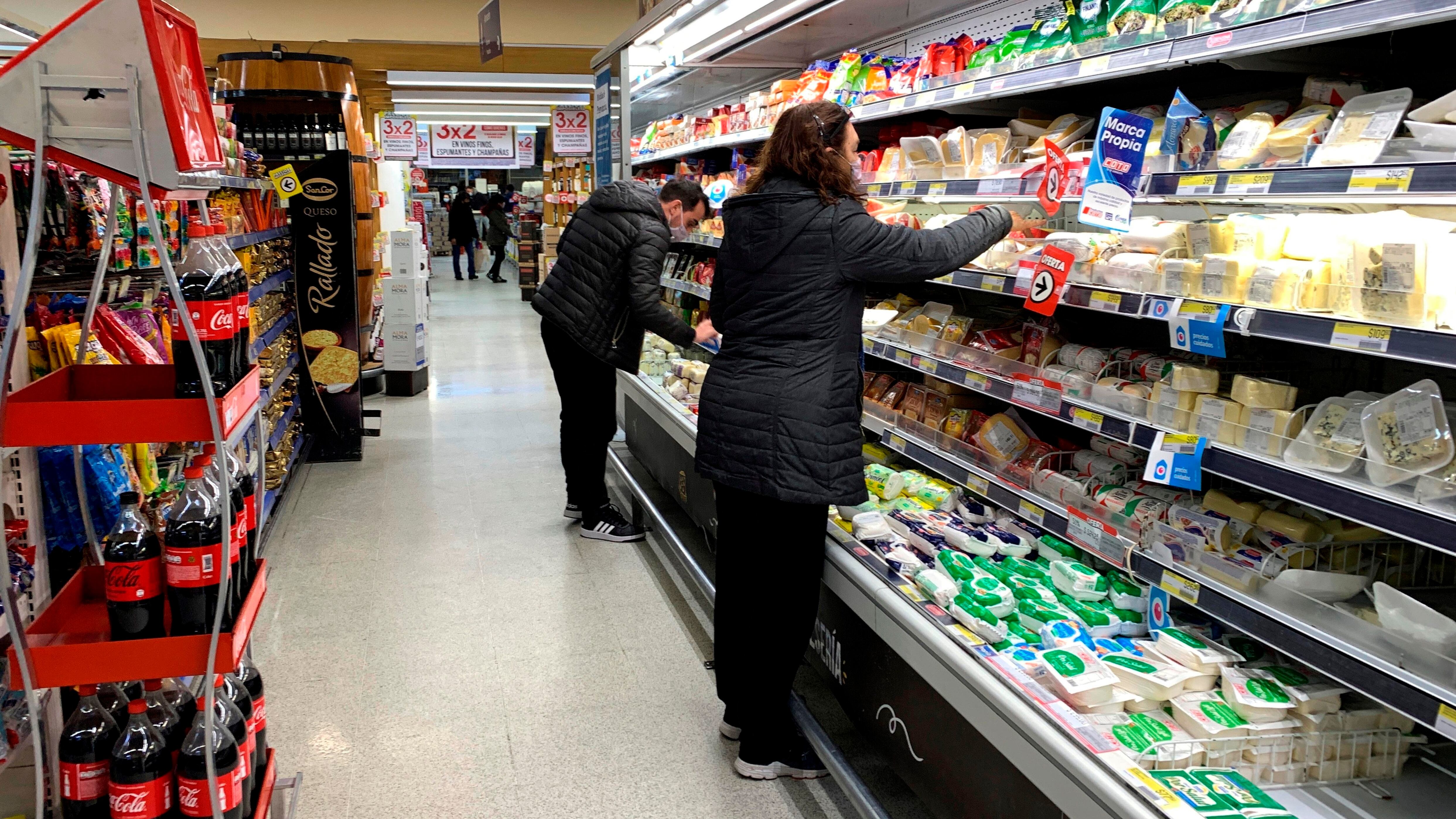 Los especialistas afirman que los precios de los alimentos tuvieron aumentos durante junio por debajo del nivel general. (EFE)