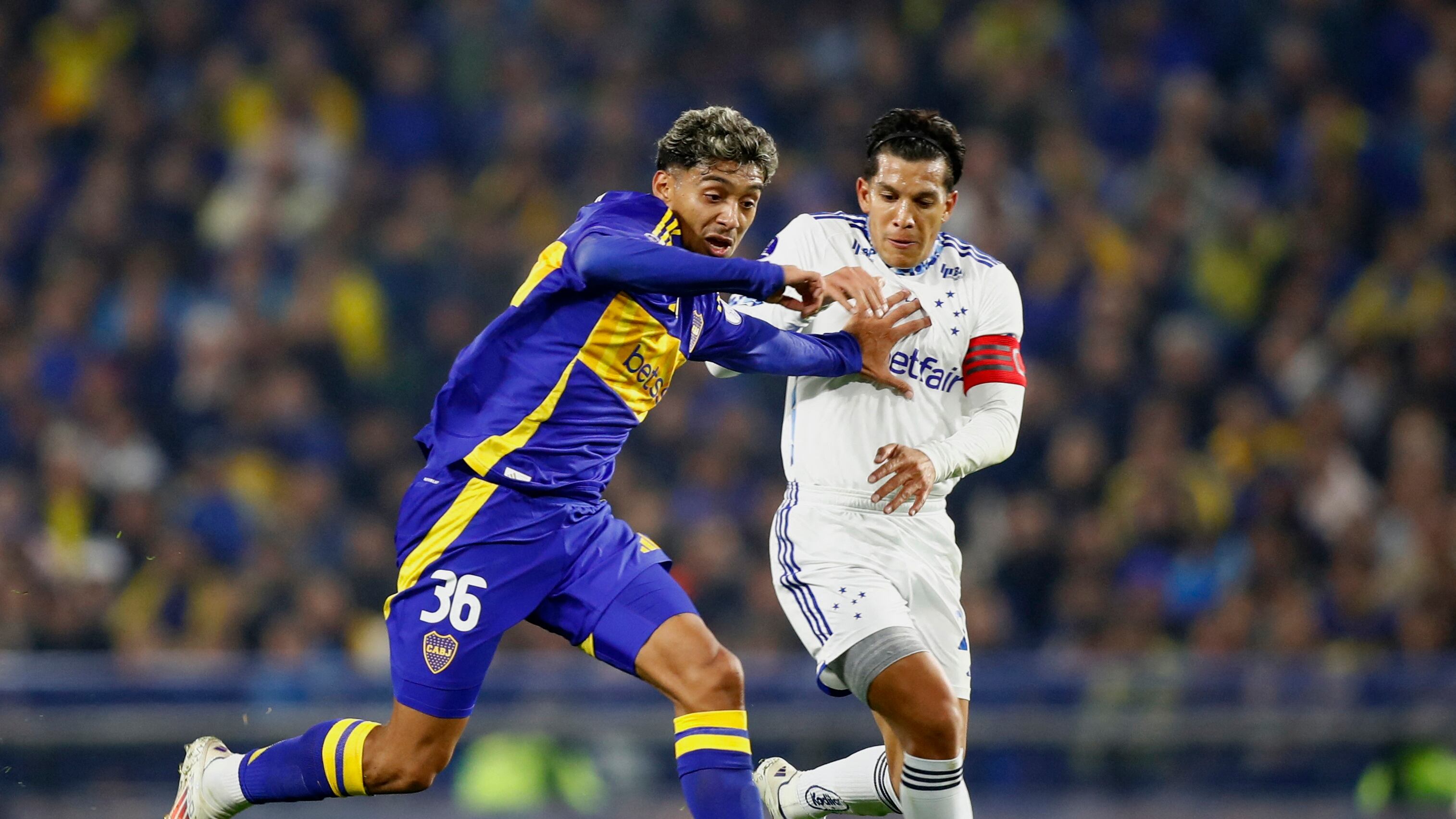 Cristian Medina en acción en el encuentro ante Cruzeiro por la Copa Sudamericana (REUTERS/Cristina Sille)