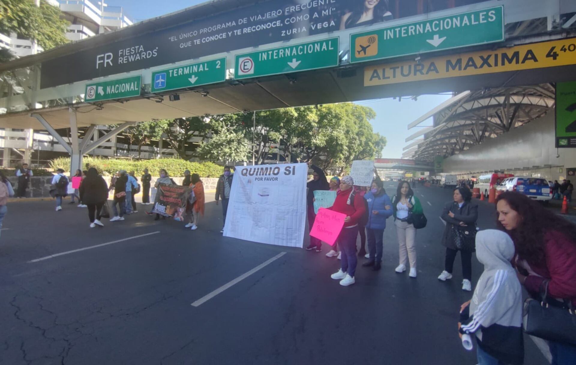 Protestan en el AICM papás de niños con cáncer y mujeres enfermas; acusan desabasto de medicamentos.