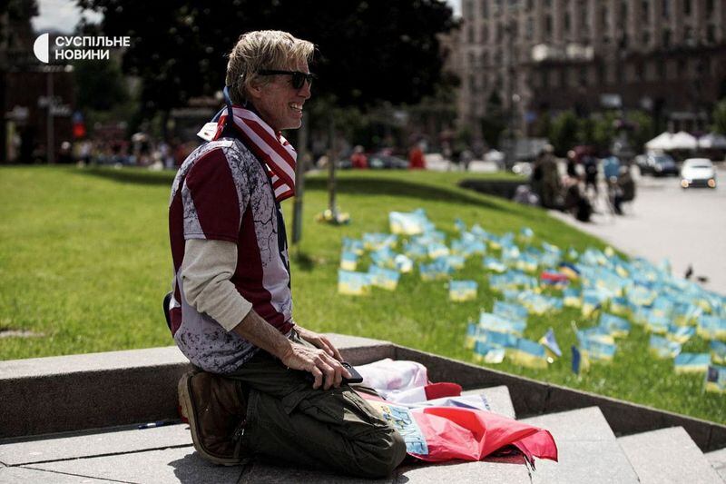 Ryan W. Routh en una manifestación de apoyo a Ucrania, en la Plaza de la Independencia en Kiev, Ucrania, 29 de mayo de 2022. (Yelyzaveta Servatynska/Public Broadcasting Company of Ukraine Suspilne/Handout vÍa REUTERS)