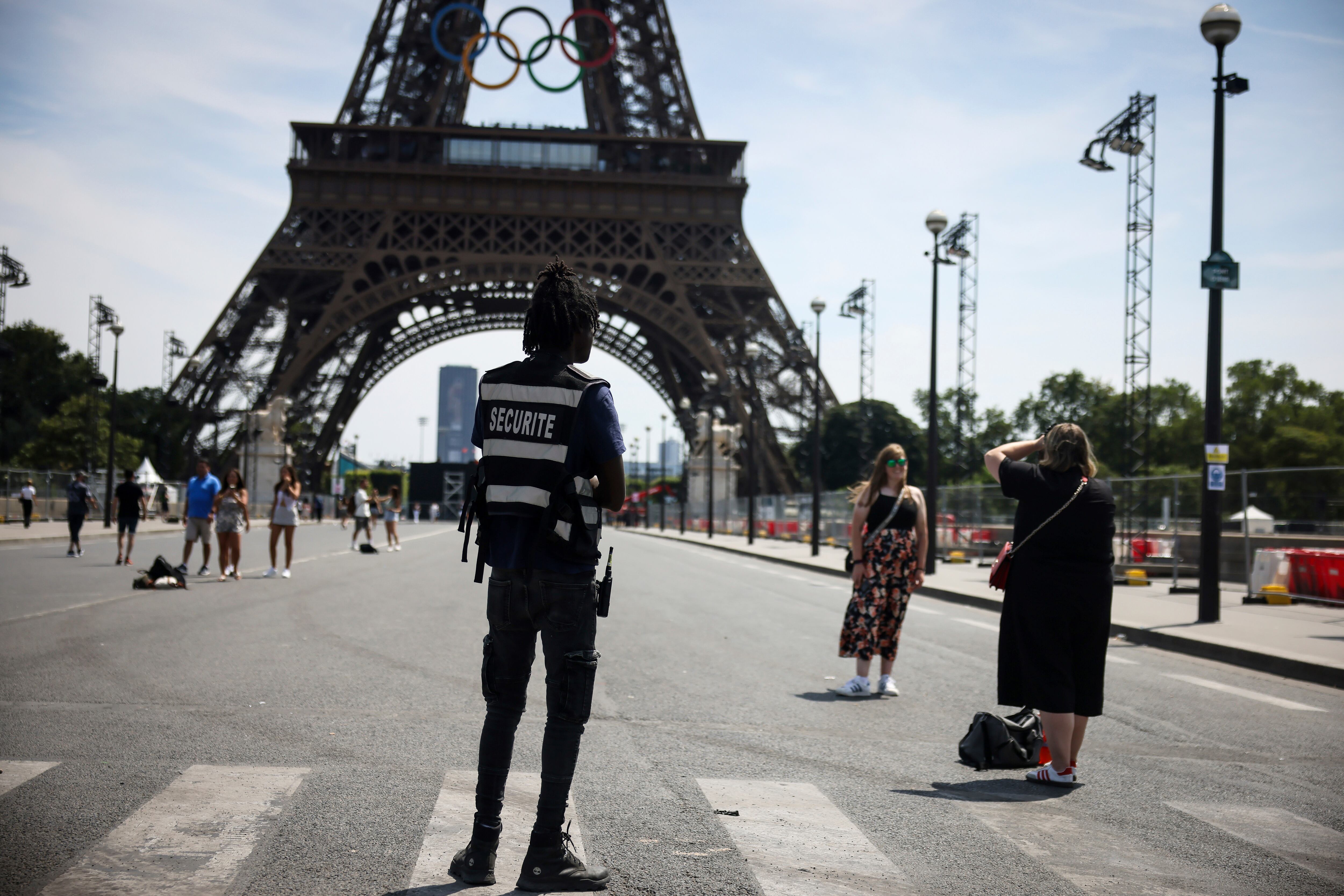 Las medidas de seguridad se intensificaron en París un día de antes de la inauguración oficial de los Juegos Olímpicos. (AP Foto/Thomas Padilla)