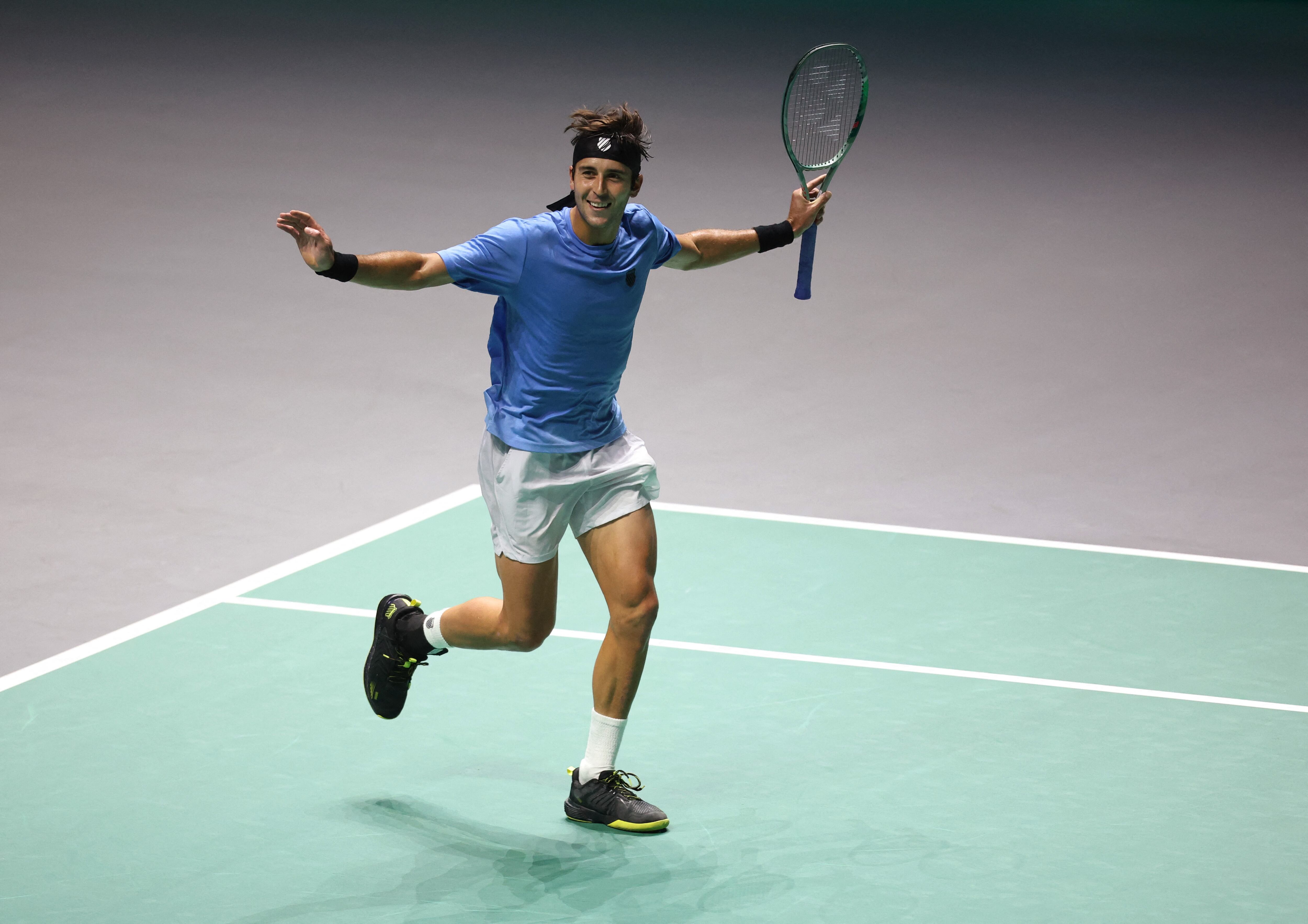 Tomás Etcheverry celebra con el vuelo del halcón su triunfo ante Eero Vasa que abrió el camino de la Selección Argentina de Tenis YPF en la serie ente Finlandia por la Copa Davis. Foto: Reuters/Ed Sykes