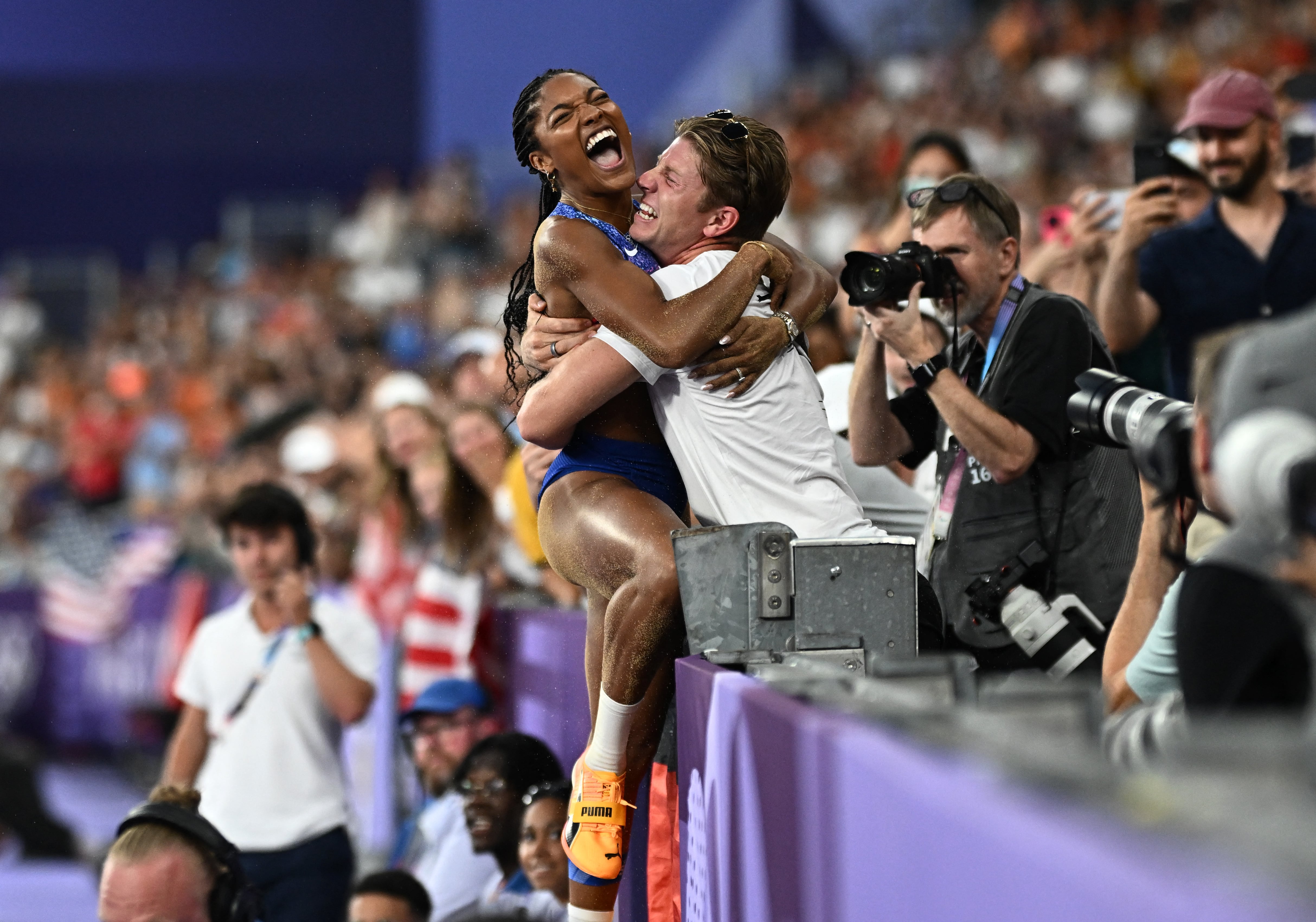 El festejo de Tara Davis-Woodhall con Hunter Woodhall luego de ganar la dorada (Foto: Reuters/Dylan Martinez)