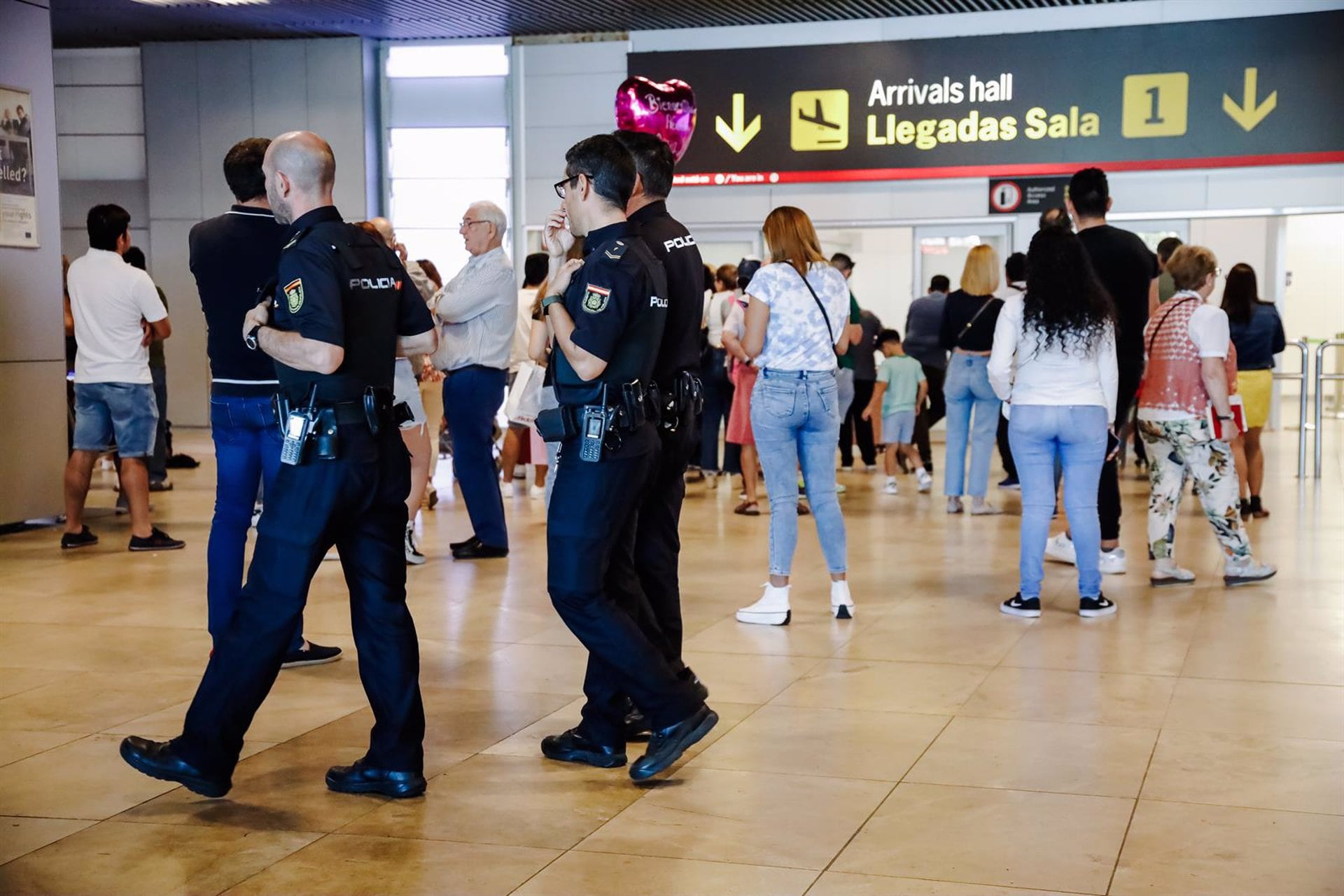 La mitad de los diez solicitantes de asilo que alegan en Barajas ser saharauis perseguidos aceptan el desayuno