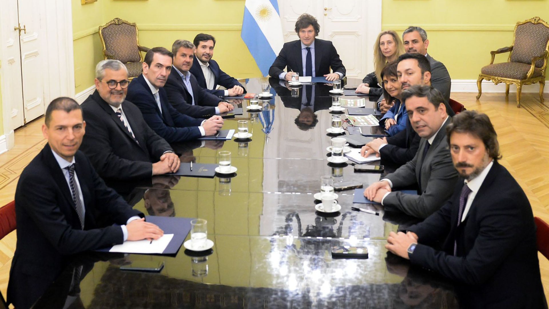 El Presidente Javier Milei recibió esta mañana en Casa Rosada a los diputados nacionales Martín Arjol, Luis Picat, José Federico Tournier, Mariano Campero y Pablo Cervi