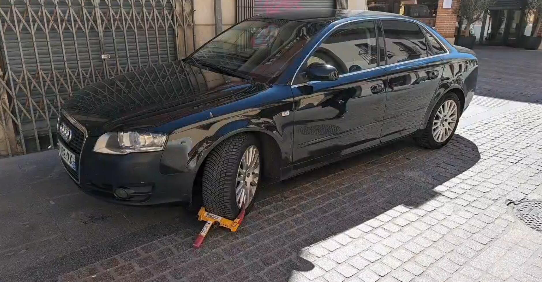 Cepo puesto a un coche mal aparcado en Alcalá