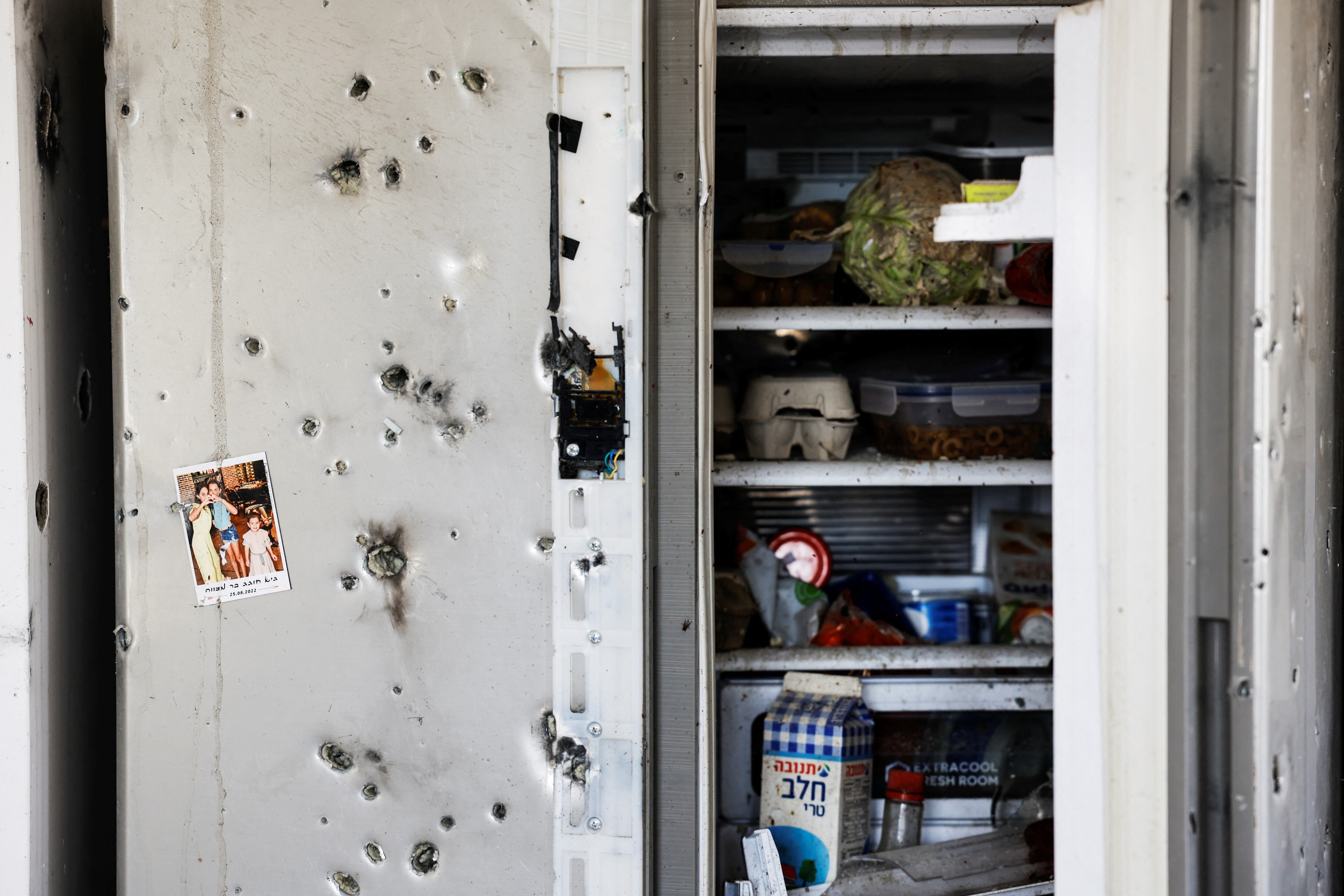 Una foto tomada el 21 de octubre muestra las puertas acribilladas a balazos de un frigorífico en la cocina de una casa particular en el kibutz Kissufim, en el sur de Israel