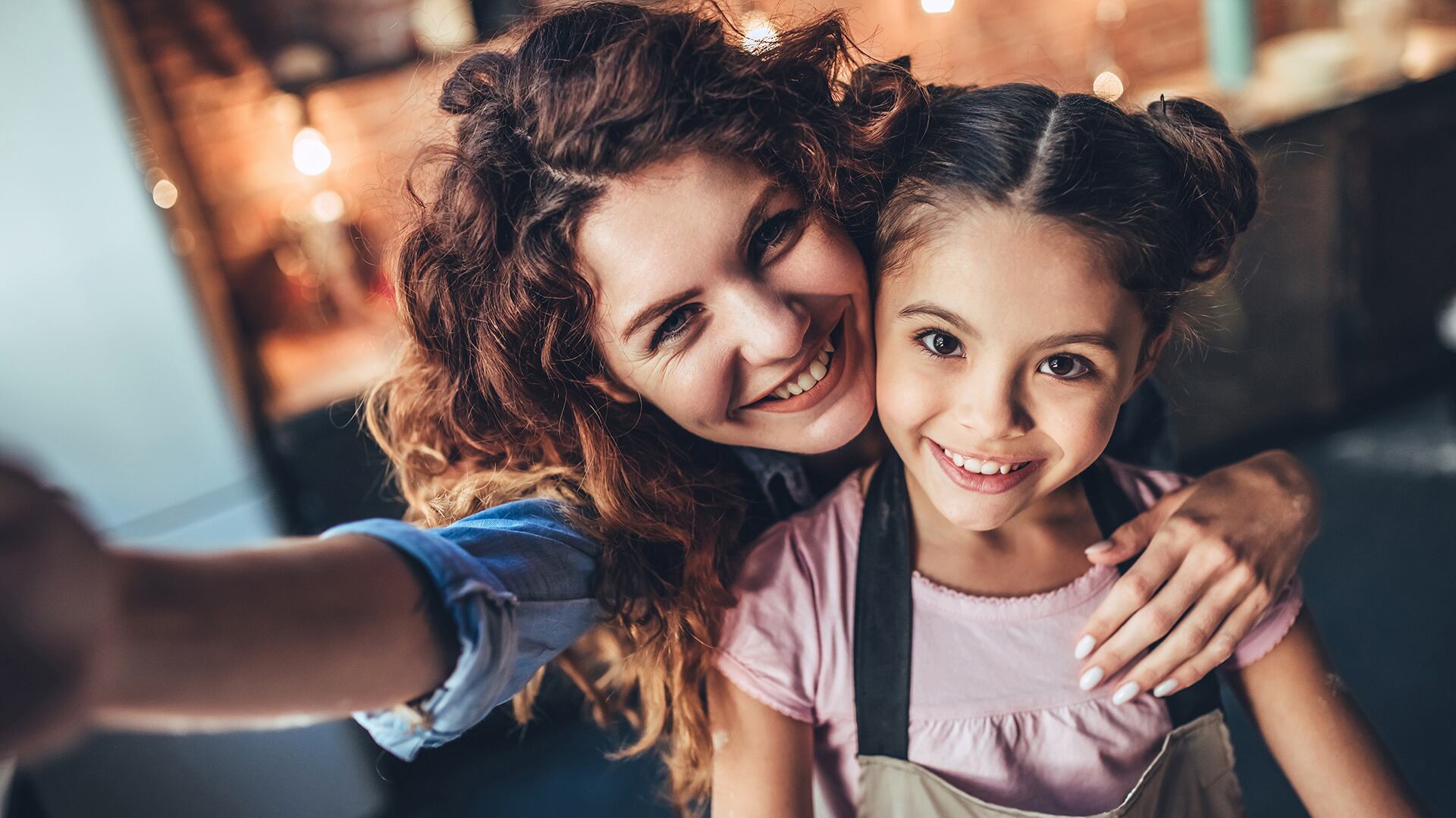 Las publicaciones en redes sociales pueden generar expectativas y presiones sociales tanto para los padres como para los niños, creando una cultura de comparación y competitividad (Getty)