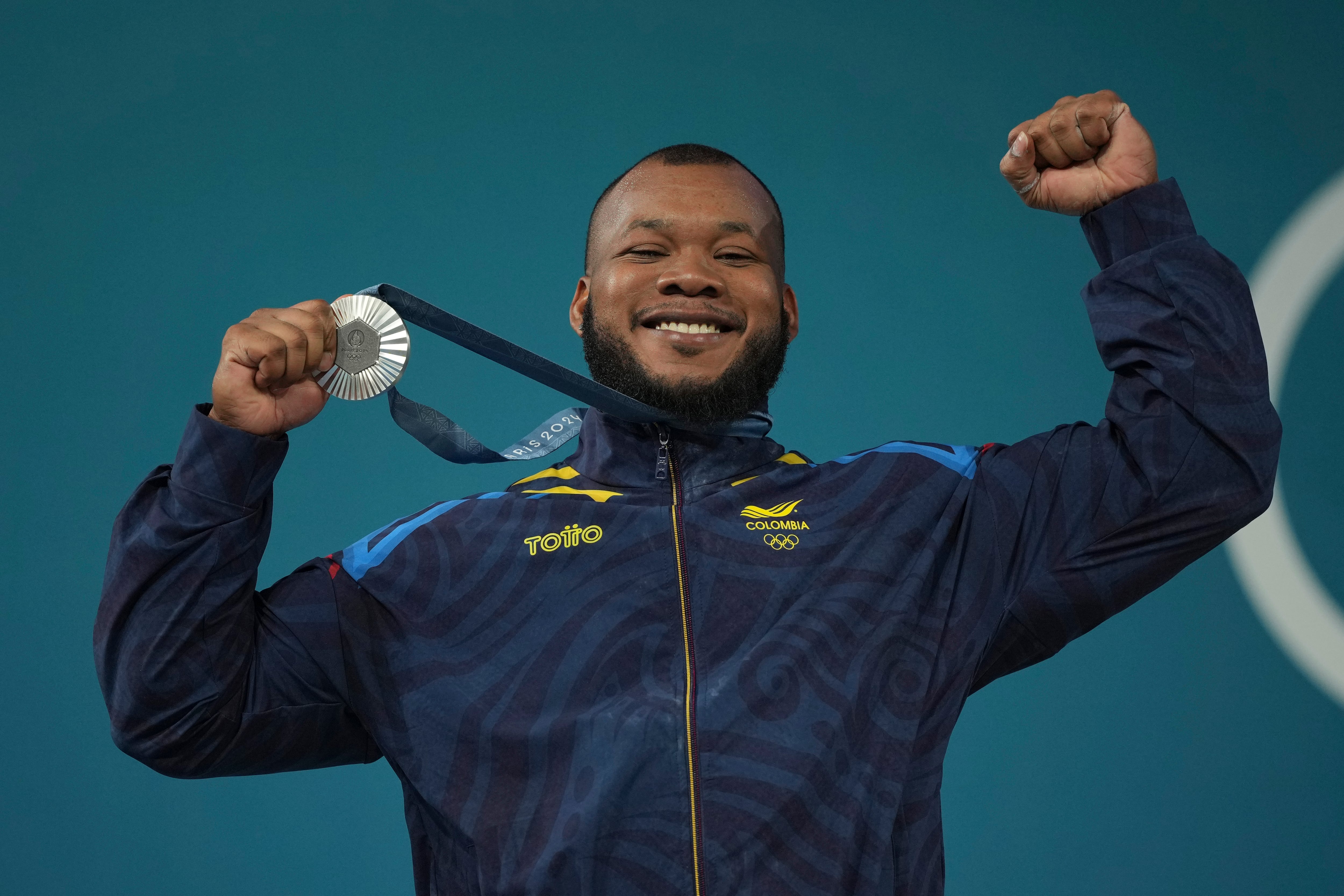 El colombiano Yeison López celebra su medalla de plata en la categoría de 89 kilogramos de halterofilia, el viernes 9 de agosto de 2024, en París. (AP Foto/Kin Cheung)