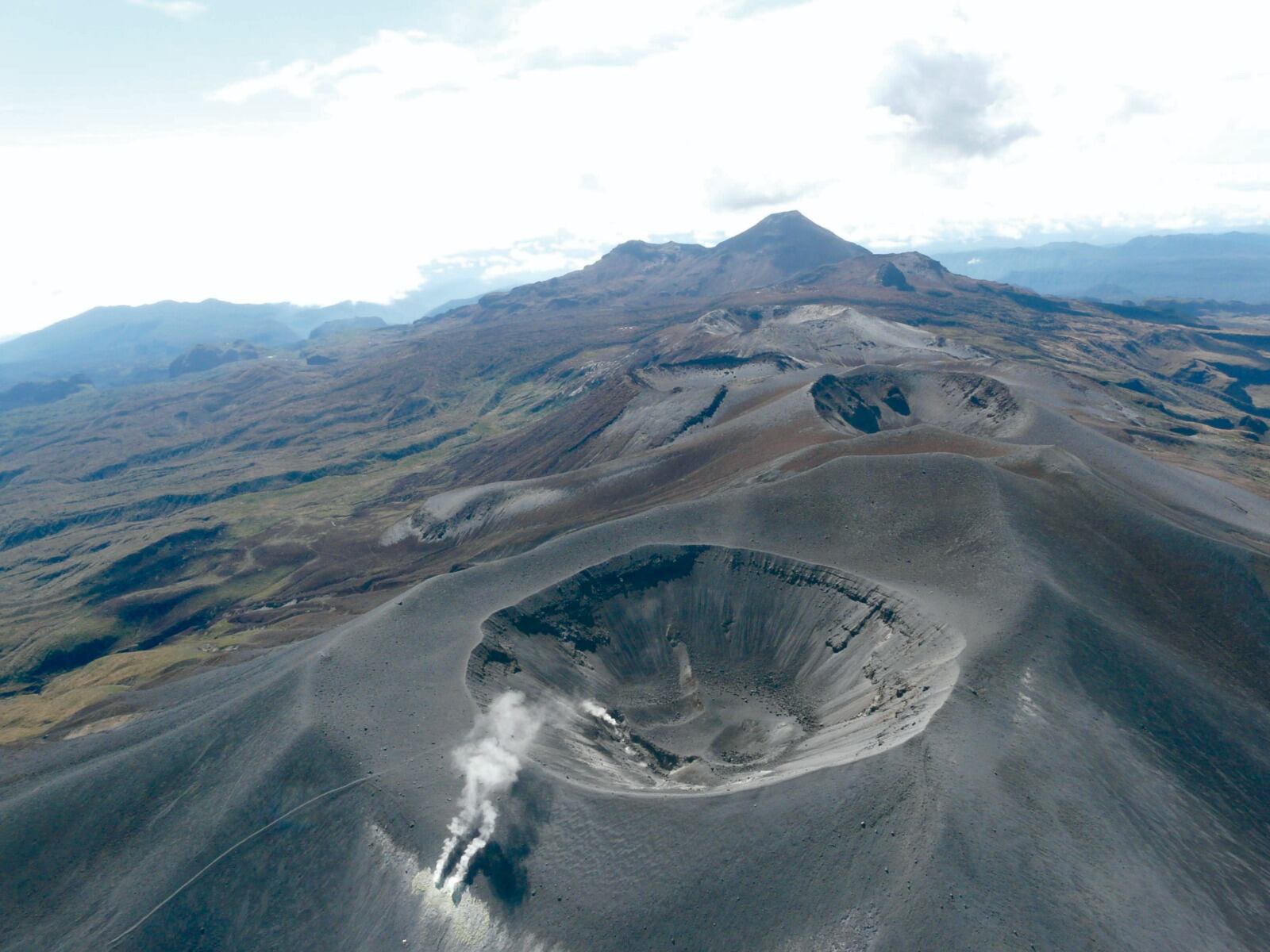 Autoridades y científicos no descartan riesgos mayores tras reducción de sismos vinculados al movimiento de magma, enfocando esfuerzos en protección de zonas aledañas - crédito SGC