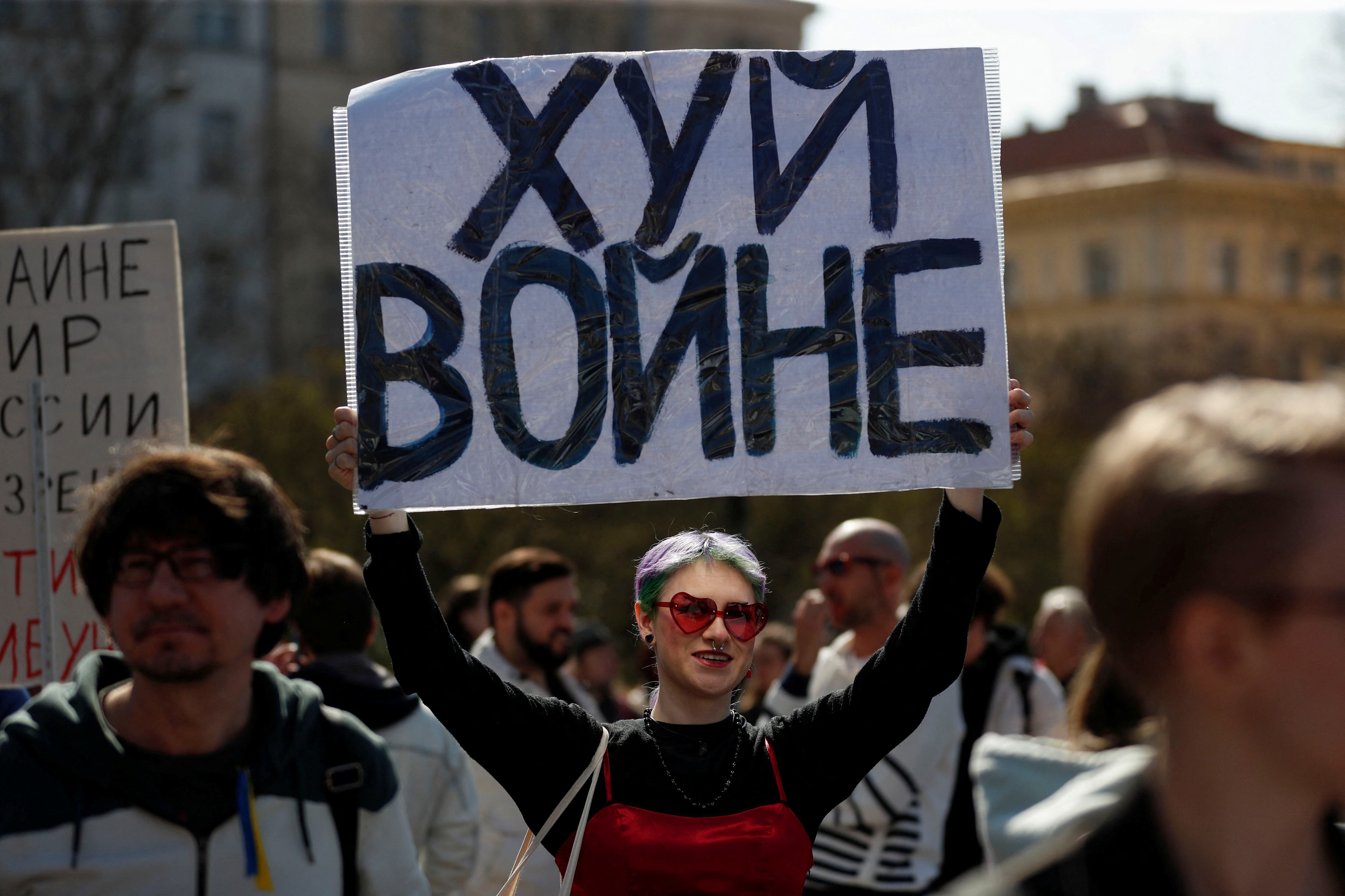 Miembros de la comunidad rusa de Praga participan en una manifestación contra la guerra, tras la invasión rusa de Ucrania, en Praga, República Checa, el 26 de marzo de 2022. REUTERS/David W. Cerny