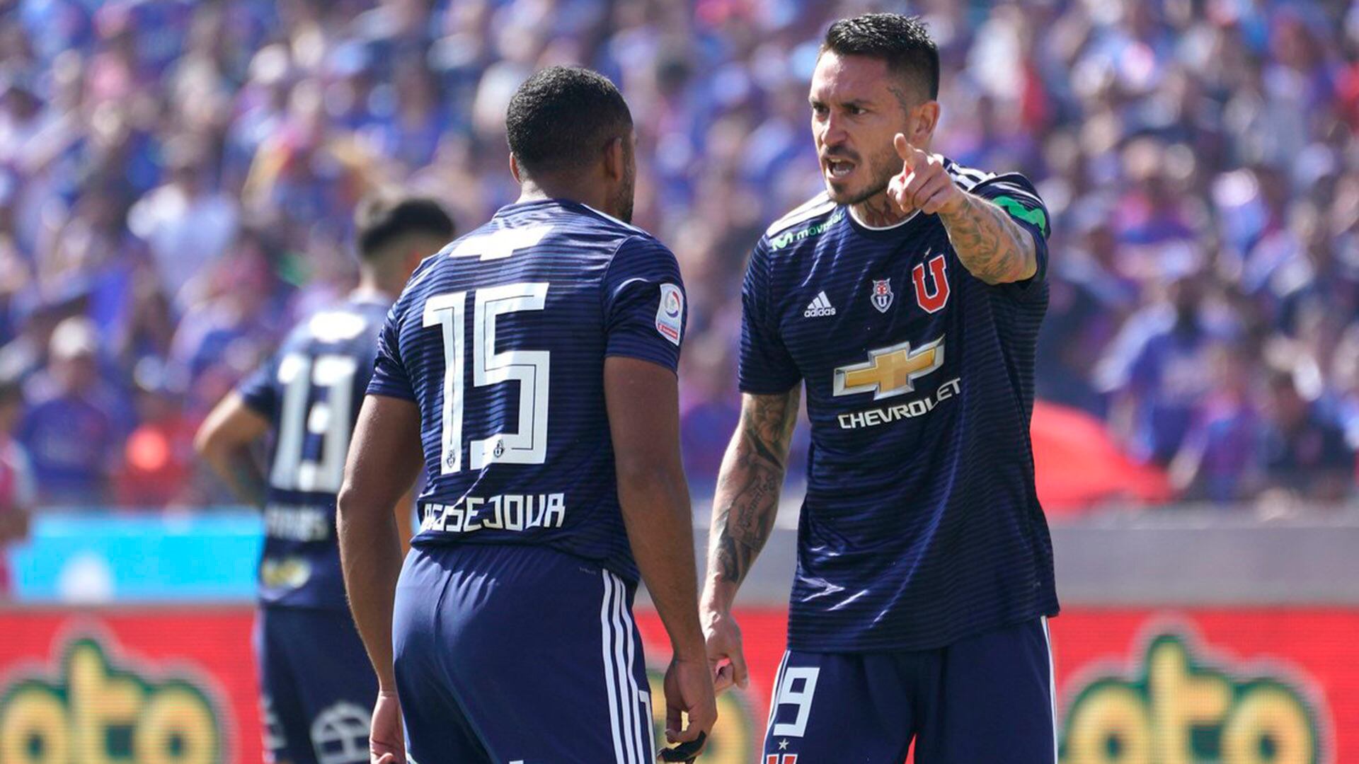 Mauricio Pinilla discutiendo con Jean Beausejour en su época de compañeros en la U de Chile. También lo fueron en la selección chilena