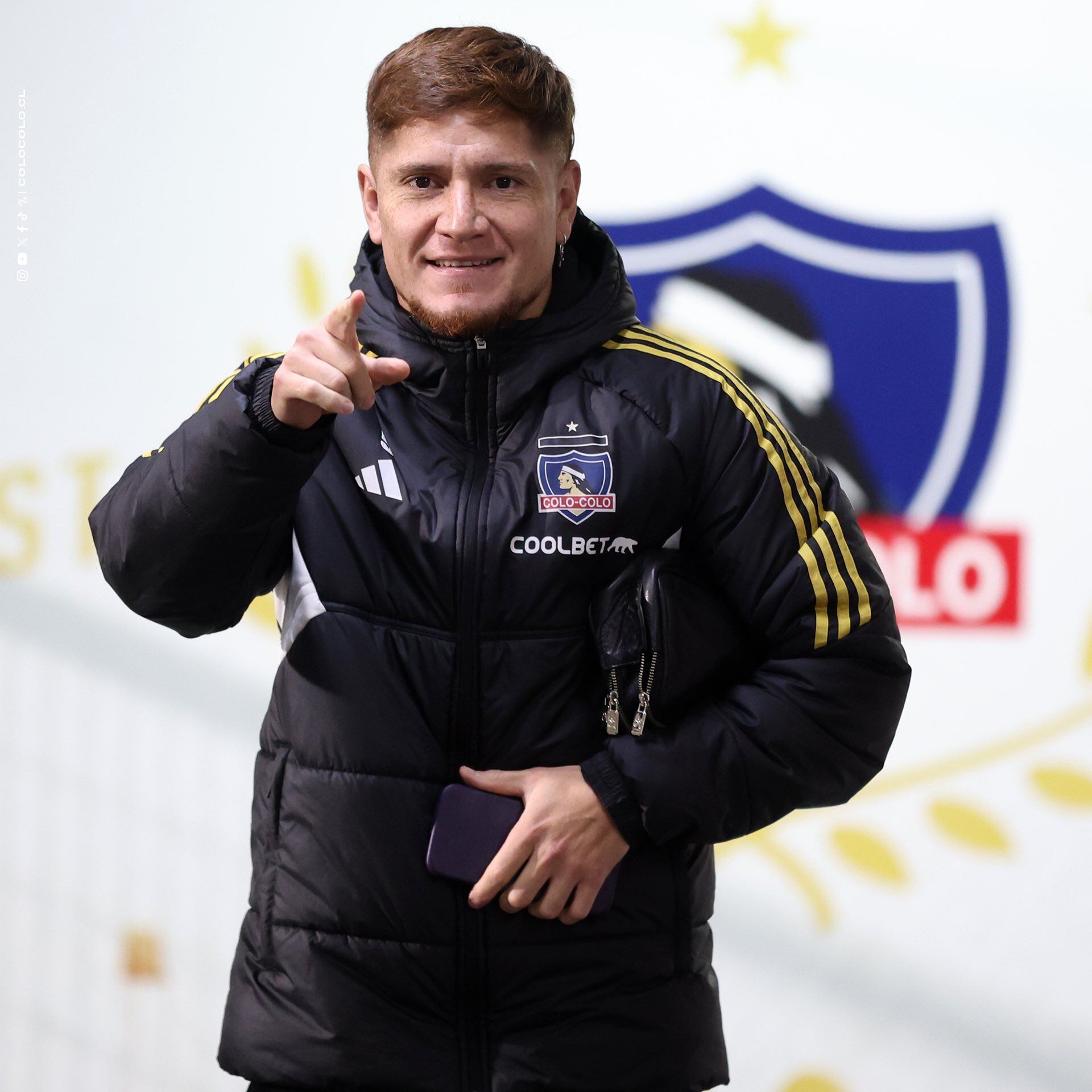 Jugadores de Colo Colo ya están en el estadio Monumental de Santiago.