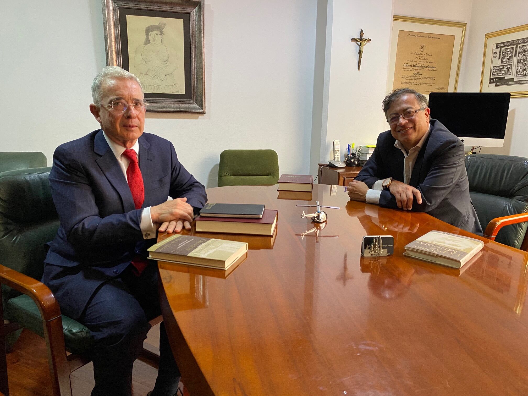 El abogado Héctor Alfonso Carvajal fue quien gestó el histórico encuentro entre Petro y el expresidente Uribe, recién se conocieron los resultados de las elecciones presidenciales en 2022. (Crédito: Reuters)