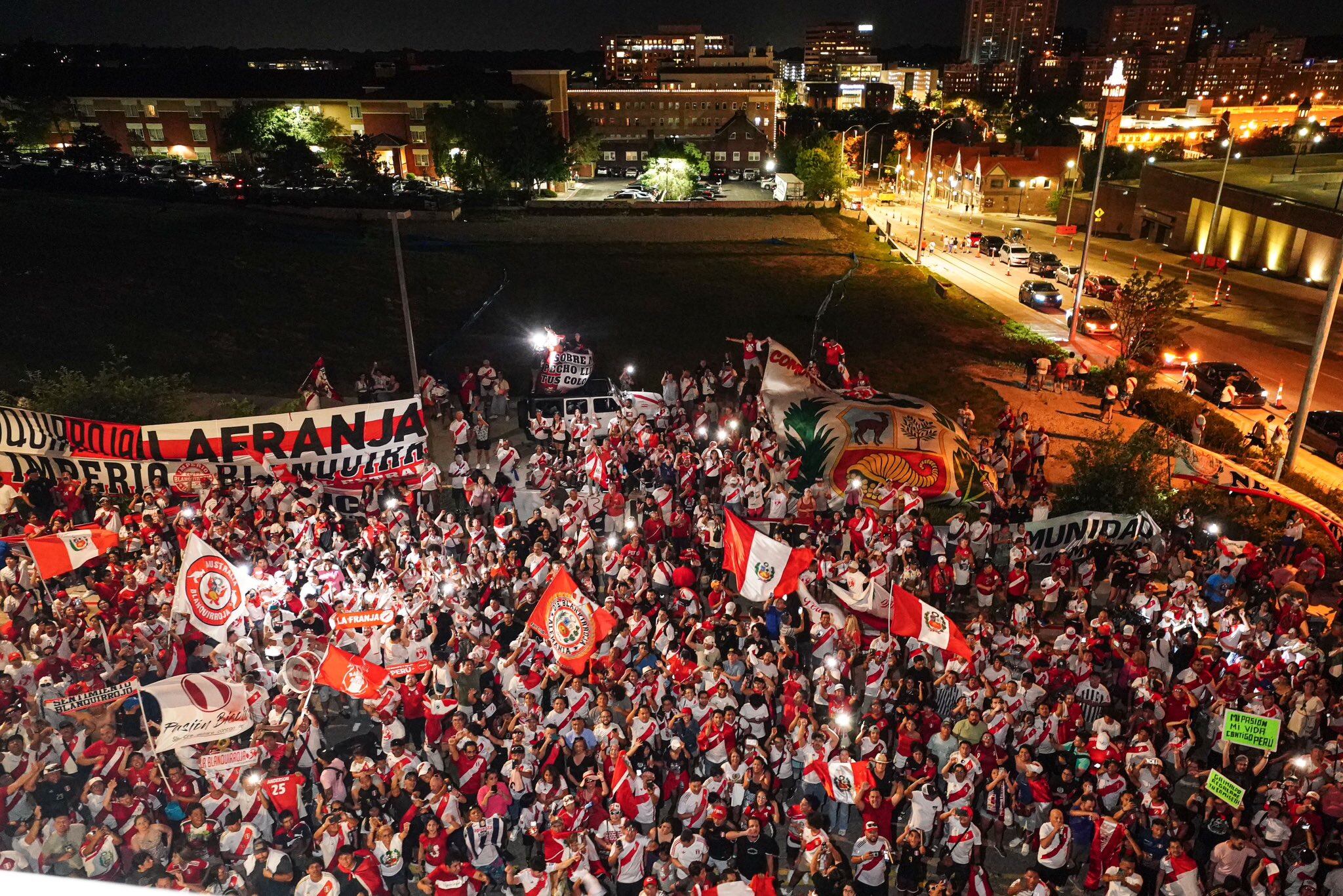 Cientos de hinchas peruanos realizaron banderazo fuera del hotel de concentración de Perú previo partido con Canadá por Copa América 2024