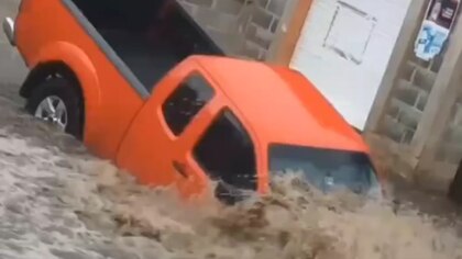 Fuertes lluvias dejan aamioneta queda atrapada en medio de la corriente de agua en Uruapan, Michoacán 