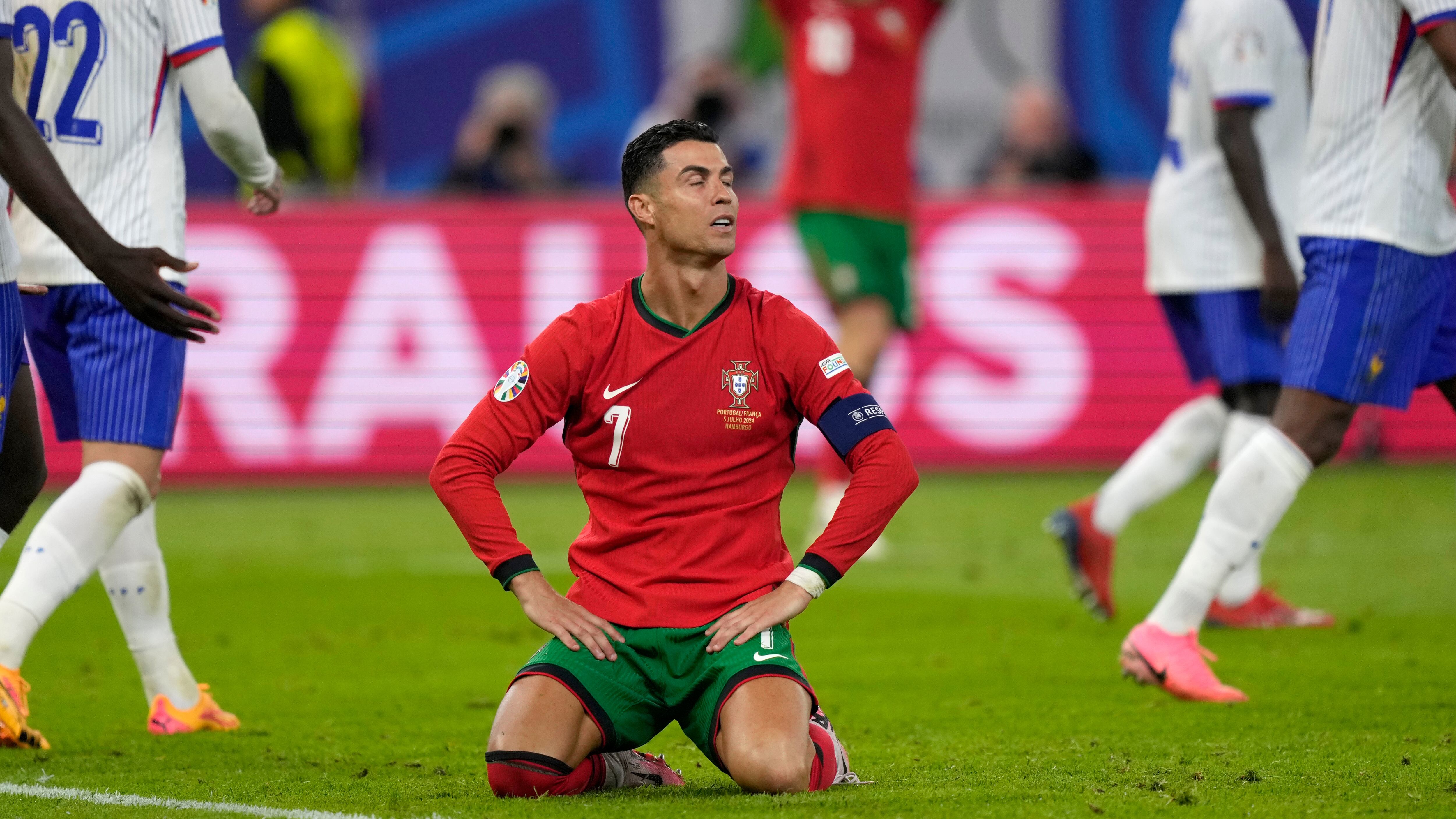 La decepción de Cristiano tras quedar afuera de la Euro ante Francia (AP Foto/Martin Meissner)