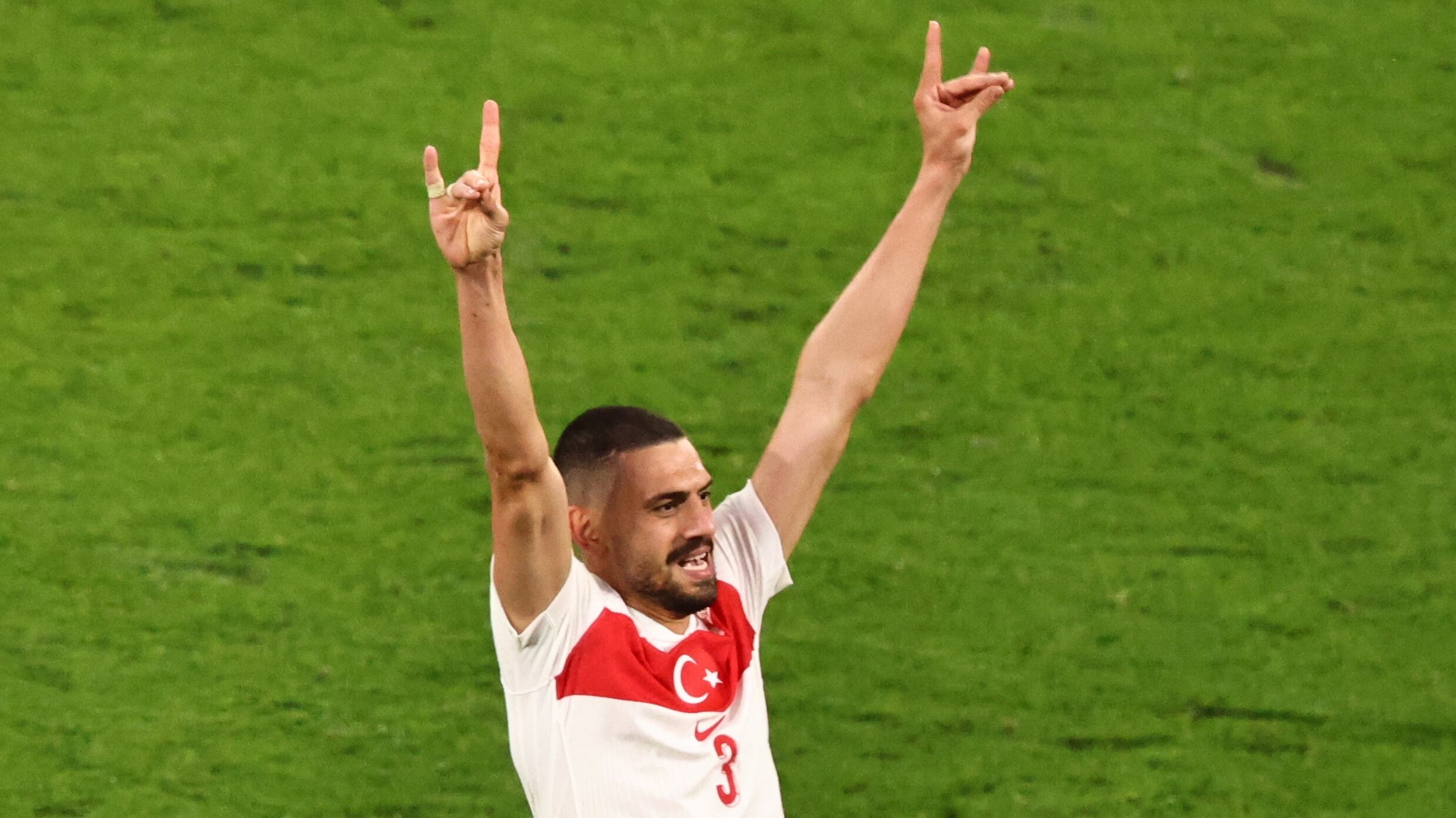 El jugador turco Merih Demiral celebra tras marcar su segundo gol durante el partido de fútbol de la Eurocopa 2024 de octavos de final entre Austria y Turquía, en Leipzig, Alemania (EFE/EPA/HANNIBAL HANSCHKE)
