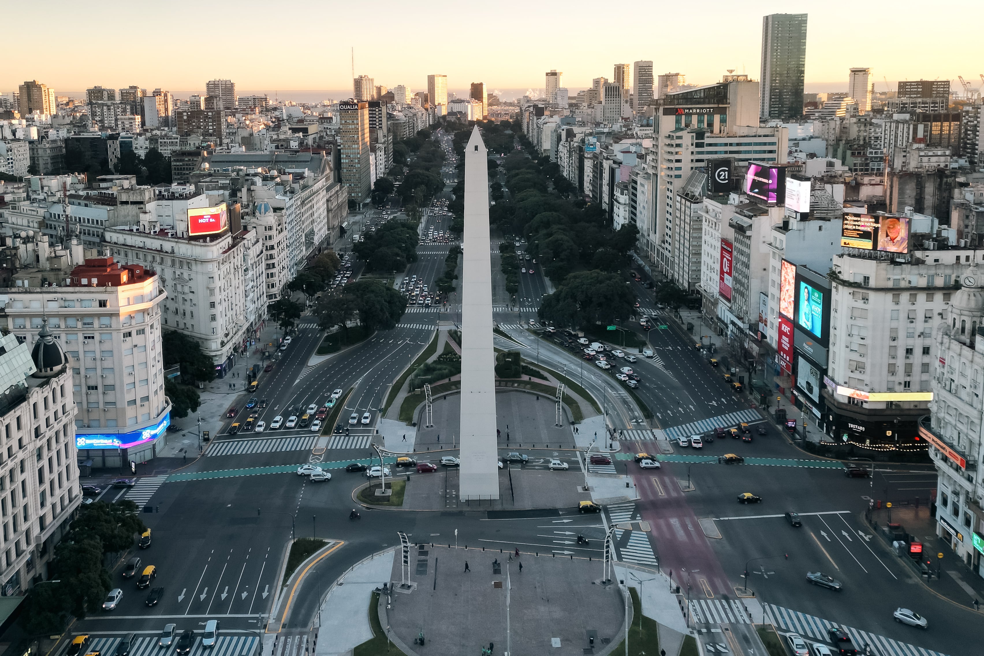 Fotografía que muestra la avenida 9 de julio y el obelisco este jueves en Buenos Aires (Argentina). EFE/Juan Ignacio Roncoroni
