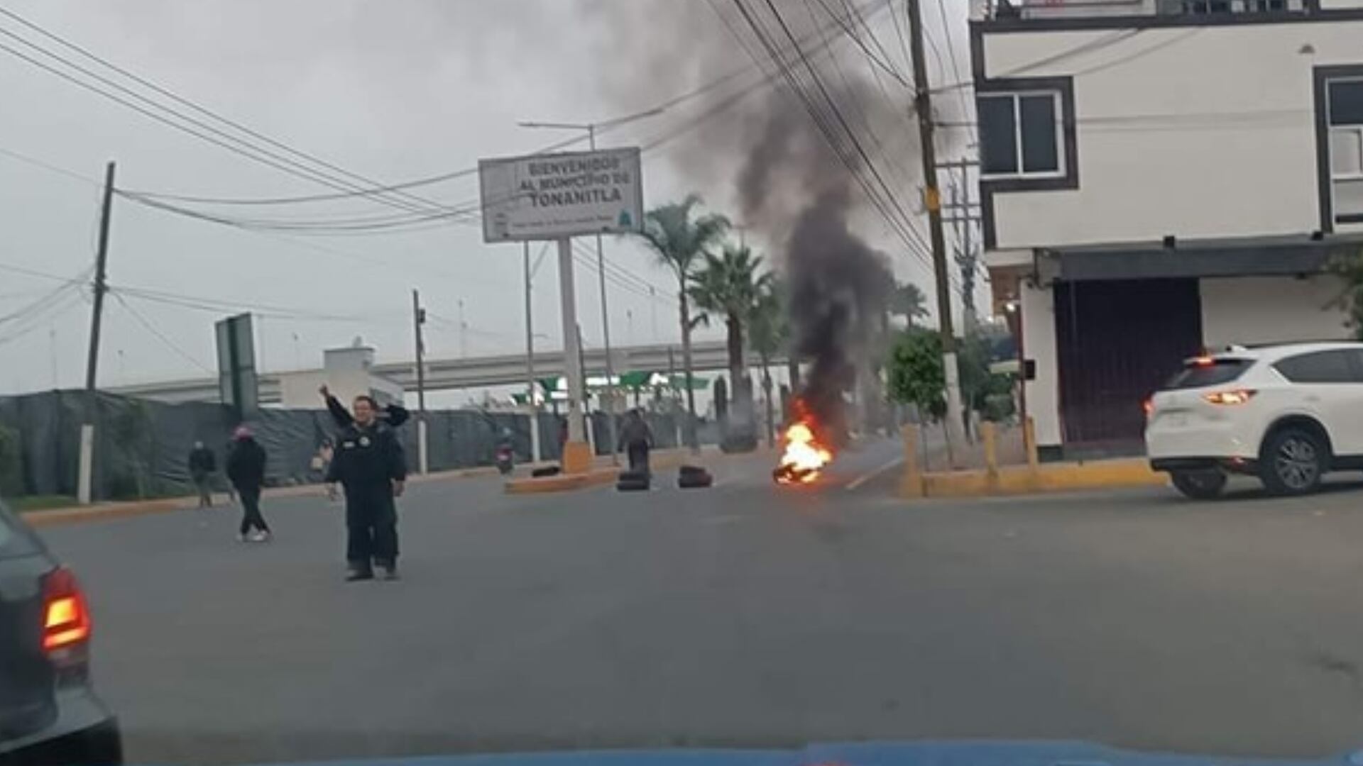 Protesta de vecinos de Tonanitla en los accesos al AIFA.