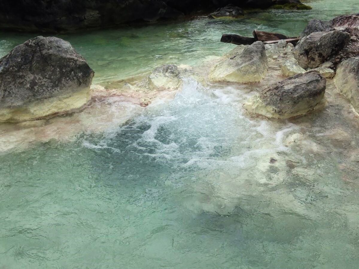 Los visitantes pueden disfrutar de un baño relajante en las piscinas termales naturales - crédito Colprensa