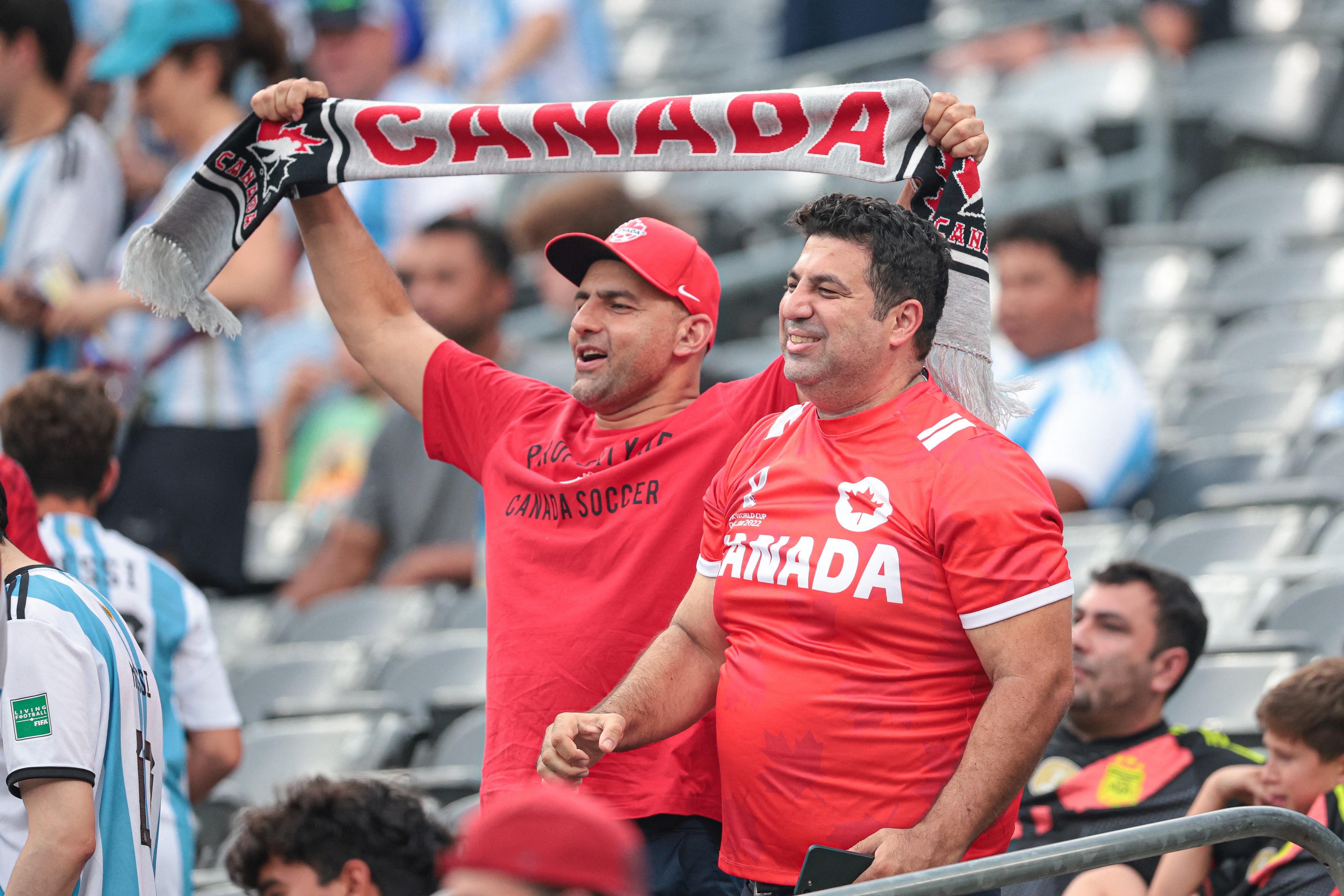 El apoyo a los canadienses que pese a estar más cerca de su país fueron "visitantes" en el MetLife Stadiium