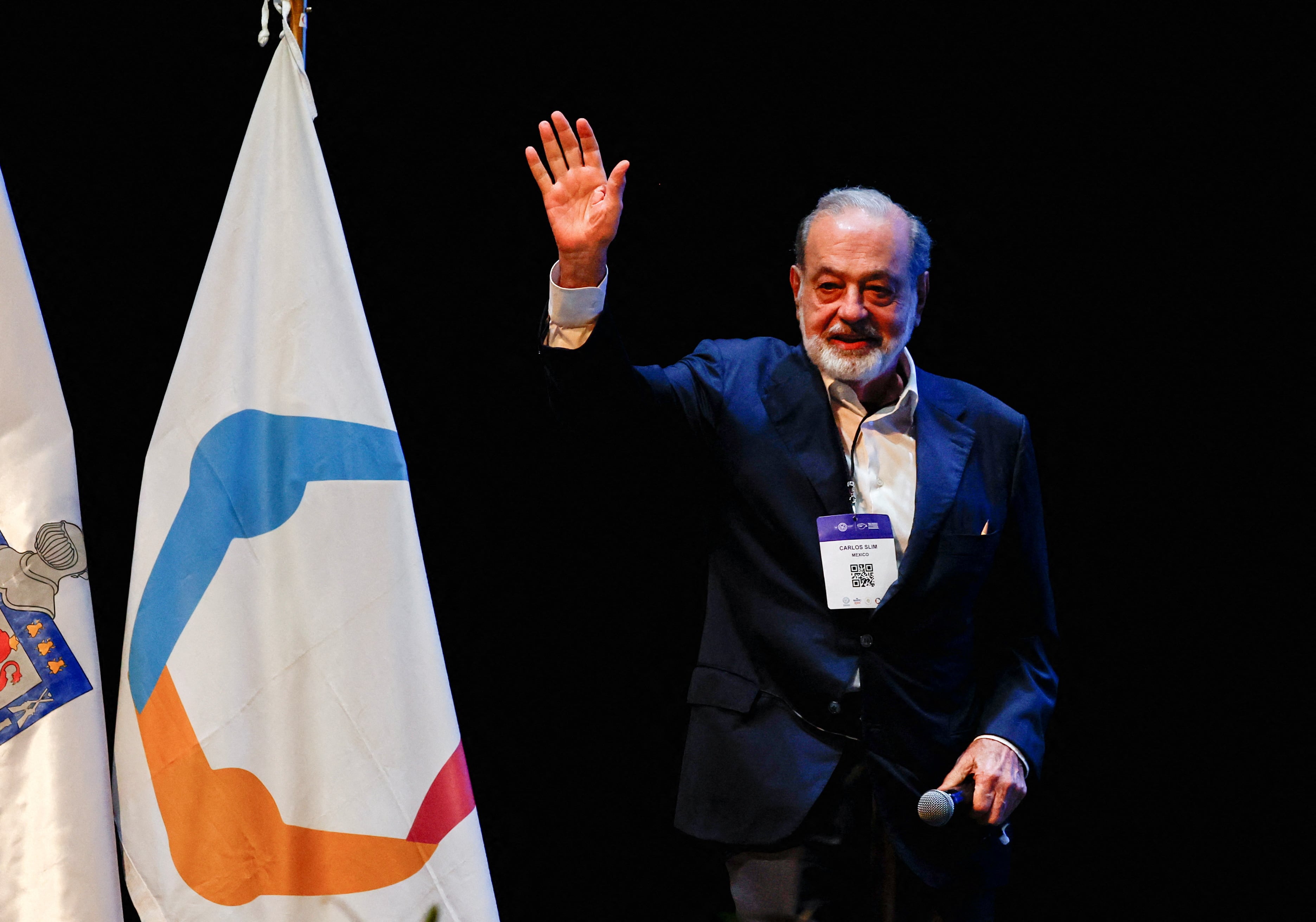 Mexican billionaire Carlos Slim waves as he arrives during a World Summit of Nobel Peace Laureates, in Monterrey, Mexico September 20, 2024. REUTERS/Daniel Becerril