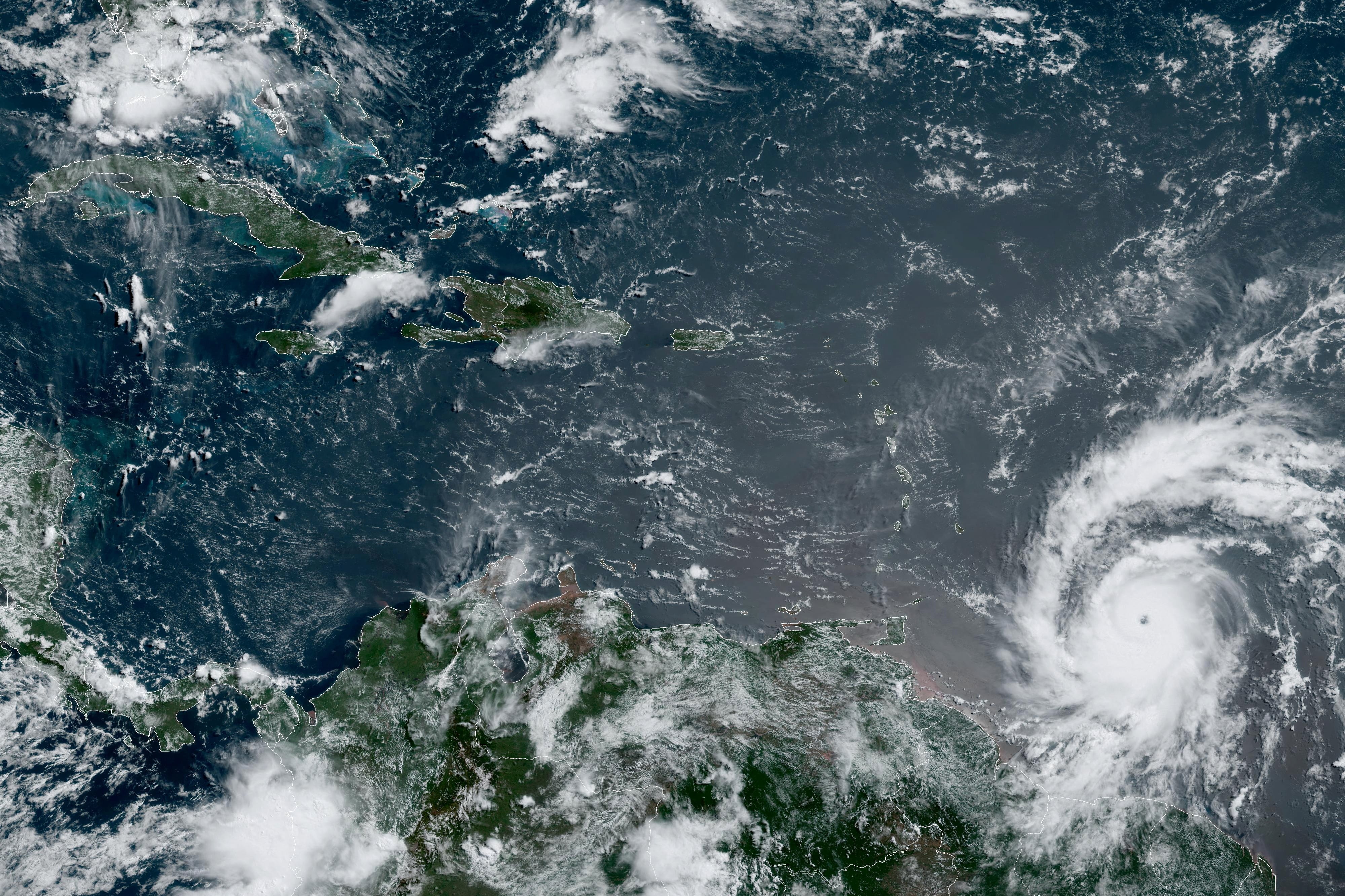 Advertencias de huracán están en efecto en Barbados, Santa Lucía, Granada, San Vicente y las Granadinas, y Tobago. (NOAA/REUTERS)