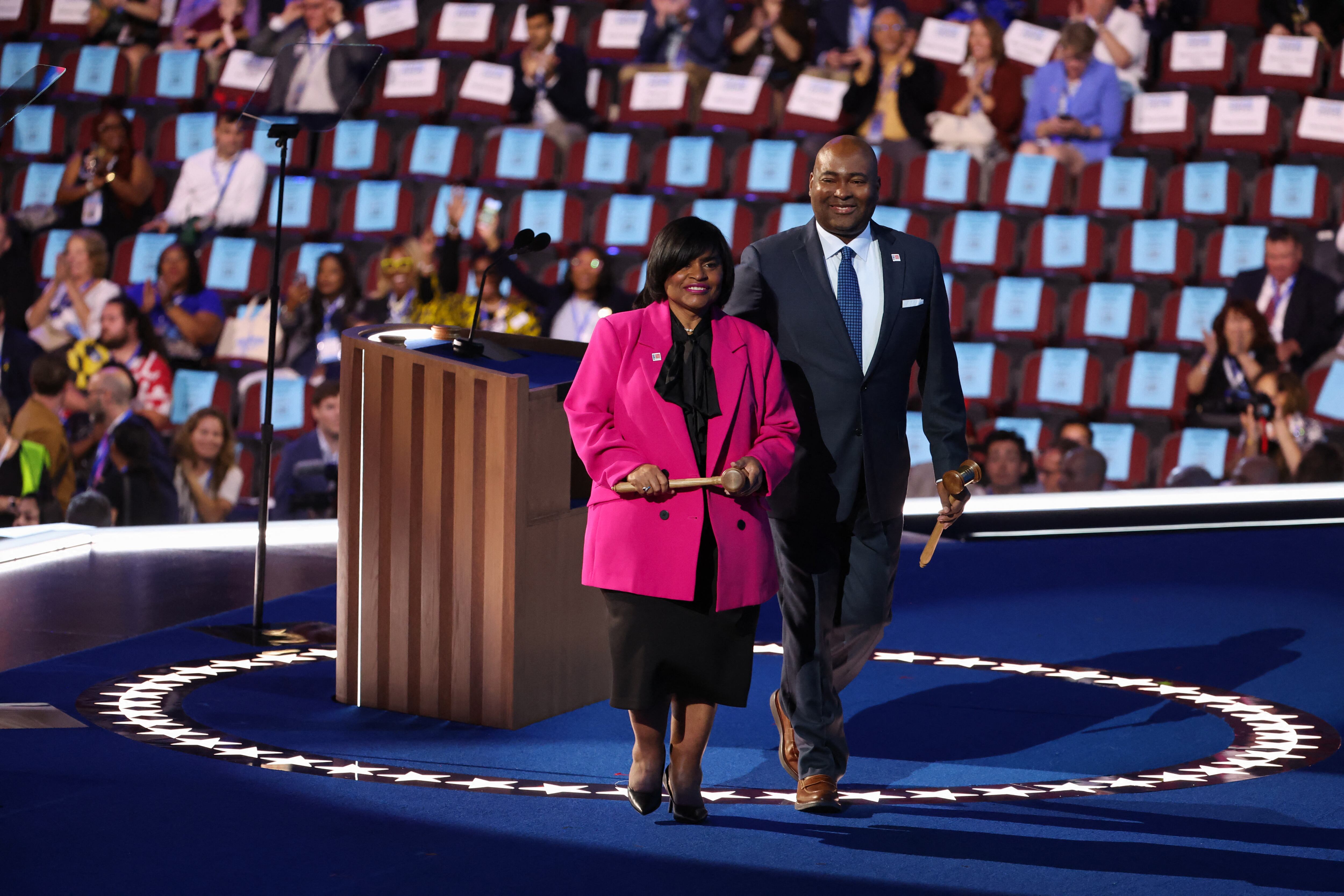 Minyon Moore, Presidente del Comité de la Convención Nacional Demócrata 2024, y Jaime R. Harrison, Presidente del Comité Nacional Demócrata en el United Center (REUTERS/Brendan Mcdermid)