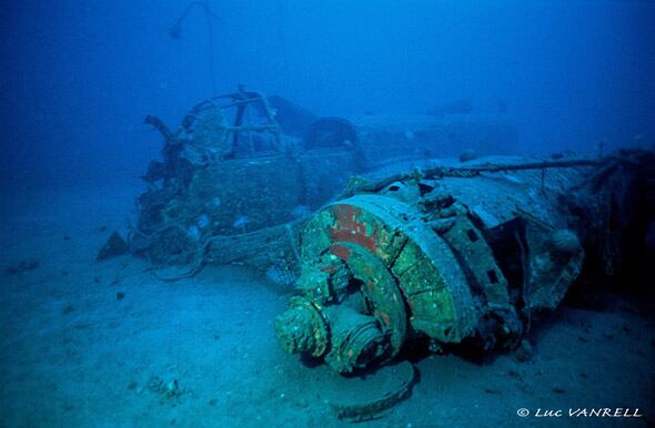 Partes del avión de Saint Exupéry hallados en el fondo del mar Mediterráneo por el buzo Luc Vanrell