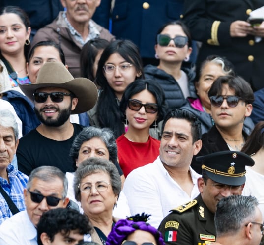 Junto a Leonardo Aguilar, la polémica pareja de cantantes asistió al Desfile Cívico Miliar 2024 en las gradas de invitados especiales 
(Foto: RS)