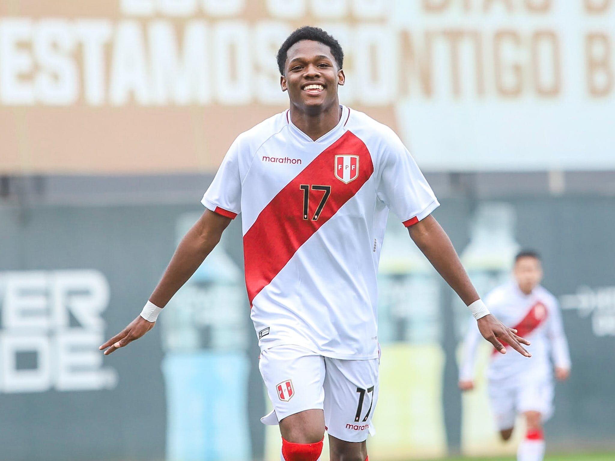 Arnold Cotito, de 18 años, representa a Perú en divisiones menores. - Crédito: FPF