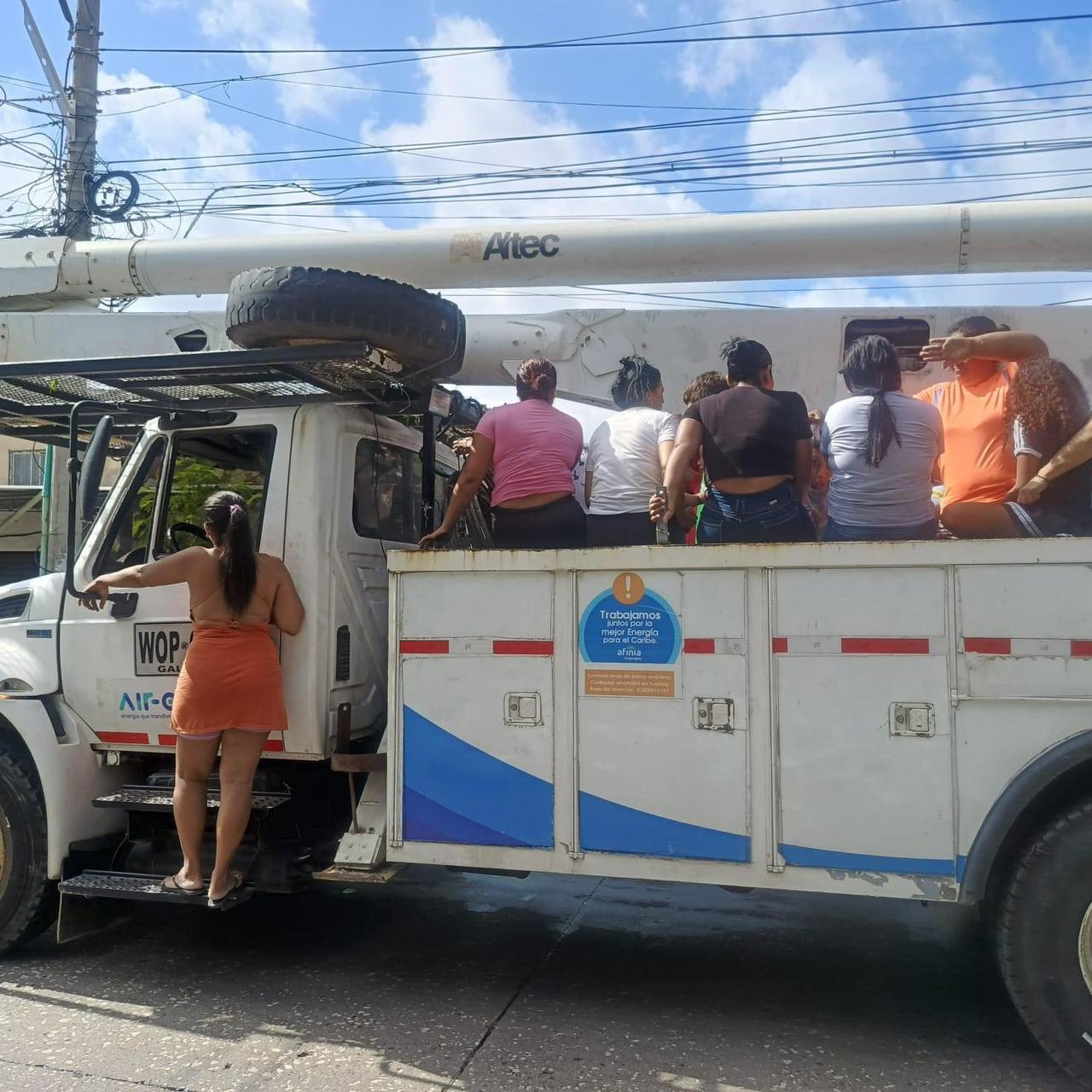 Los ciudadanos de Barranquilla se tomaron uno de los camiones de servicio de la empresa Air-e - crédito red social X