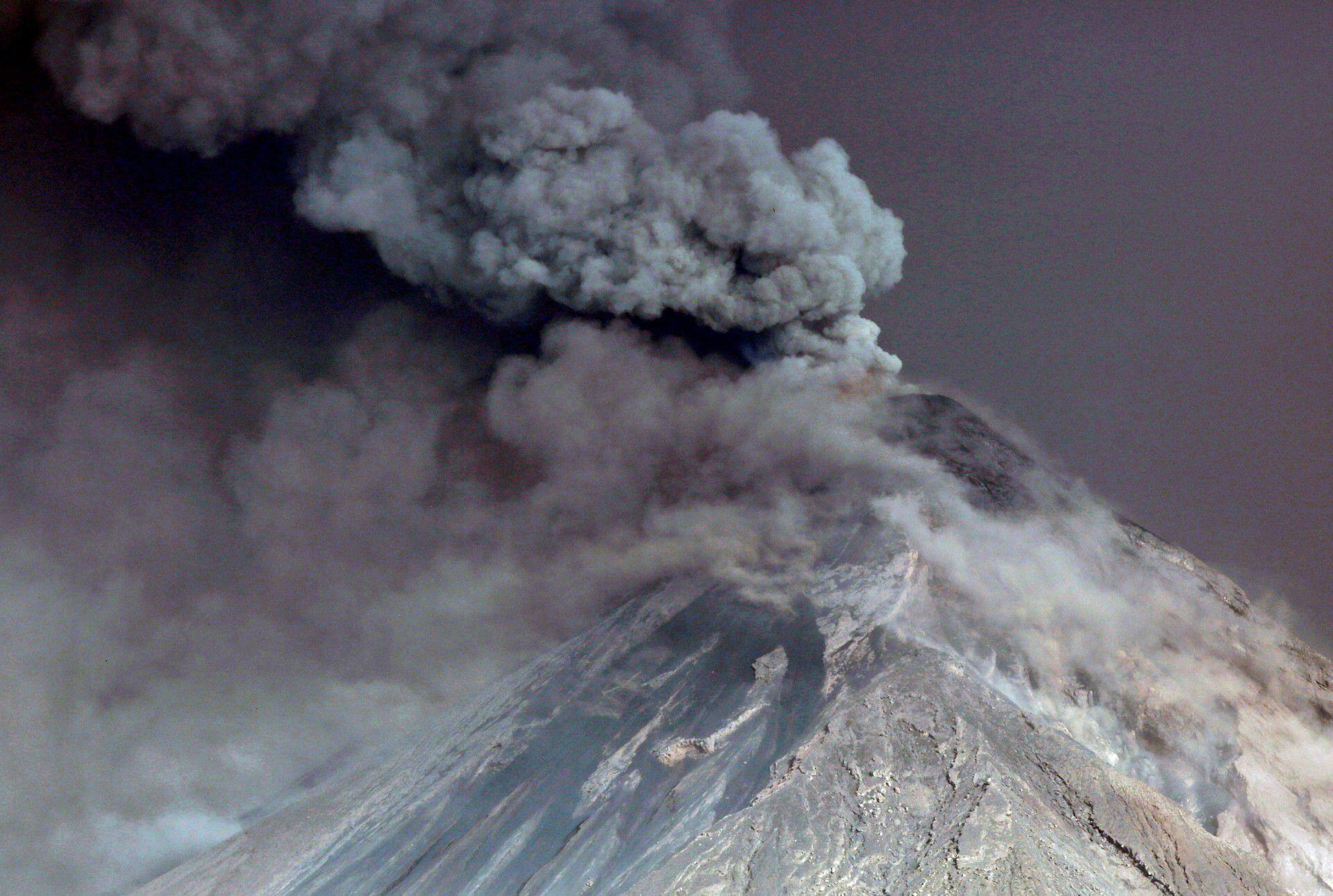 El vapor se eleva desde el volcán Fuego, visto desde San Juan Alotenango, en las afueras de la Ciudad de Guatemala el 19 de noviembre de 2018. (Reuters/Luis Echeverría)