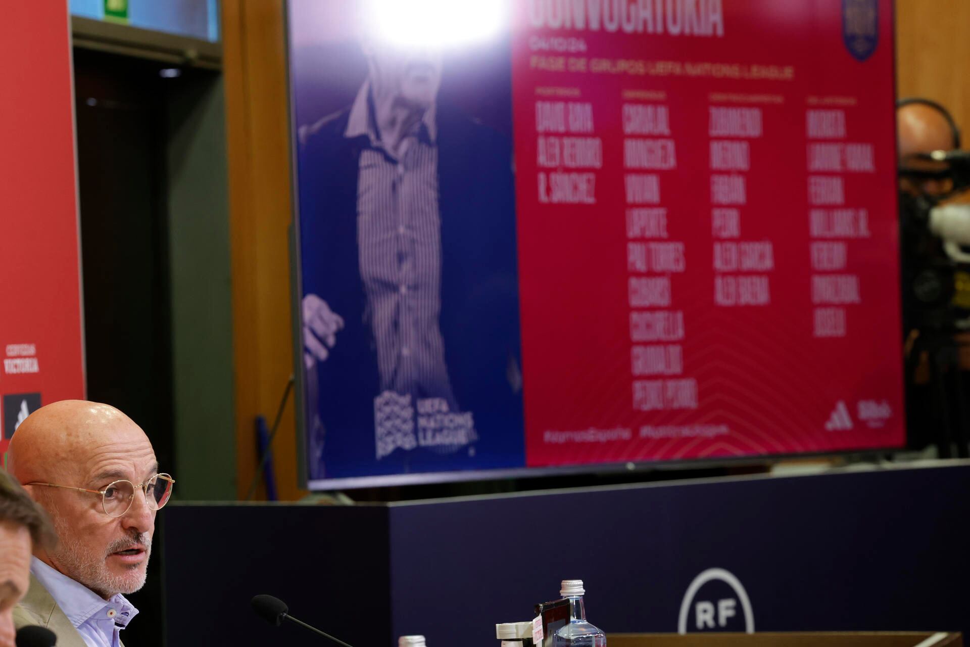 Luis de la Fuente anunciando la convocatoria. (Zipi/EFE)