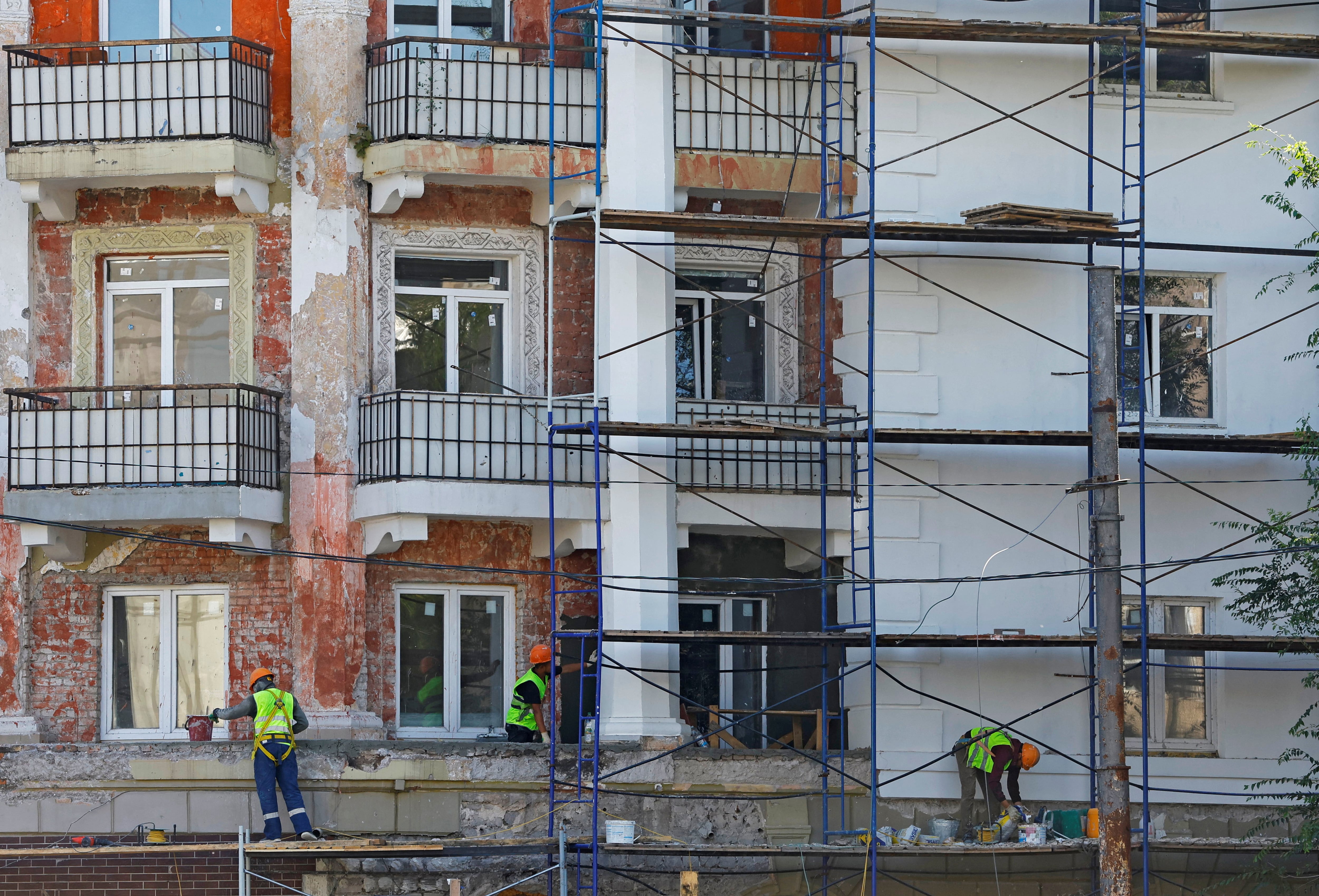 En Mariupol, algunas viviendas han sido reparadas y otras demolidas (REUTERS/ARCHIVO)