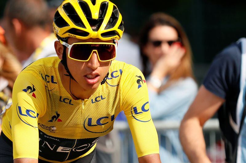 El ciclista colombiano del equipo Ineos Egan Bernal con el maillot amarillo de líder del Tour de Francia antes de la salida de la última etapa de la carrera  entre Rambouillet y Los Campos Elíseos de París, Francia, 28 de julio, 2019 - crédito REUTERS/Gonzalo Fuentes