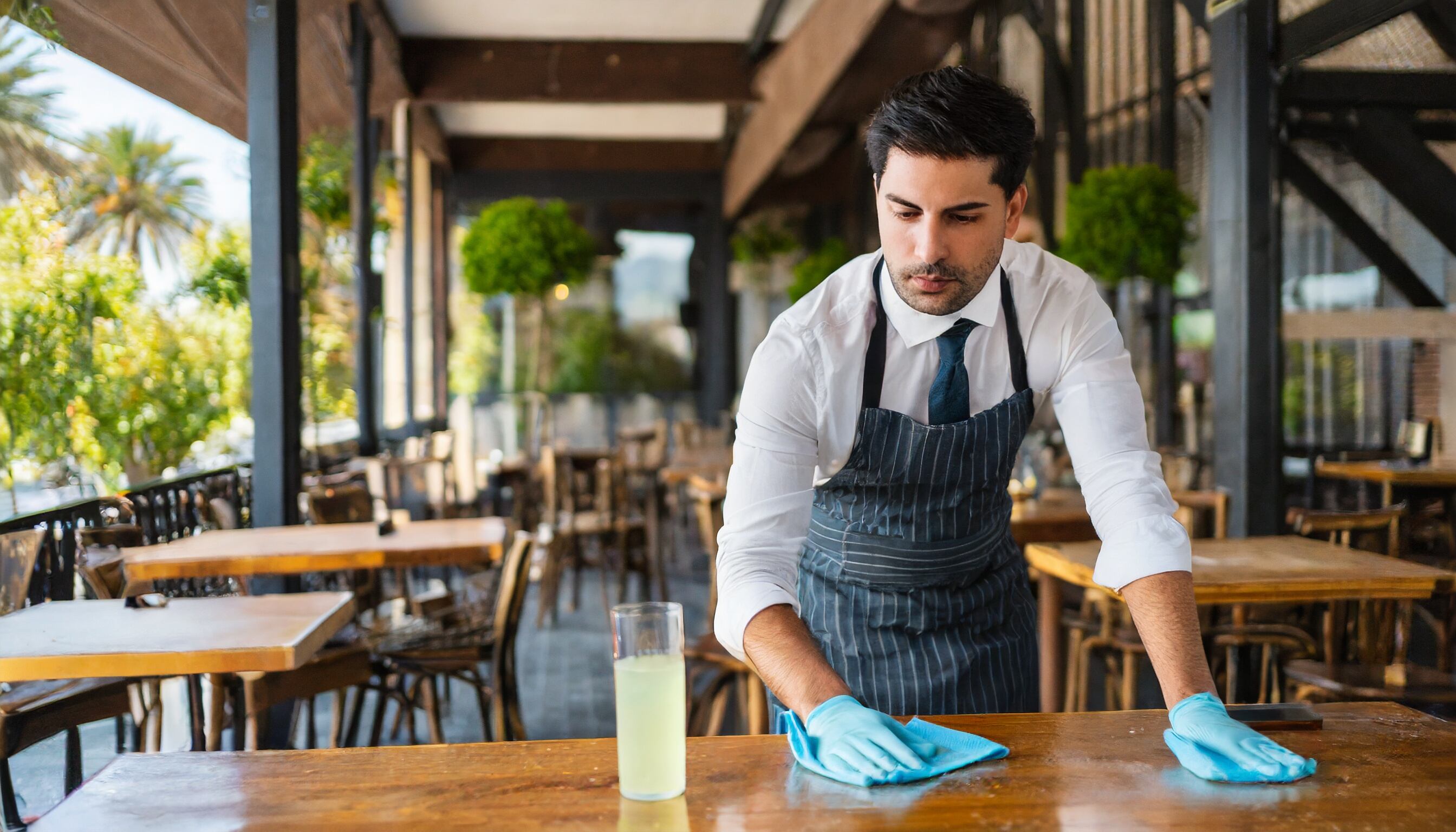 mozos, trabajadores, bar, resto, food, comida, laburante, waiter, waitress - (Imagen Ilustrativa Infobae)