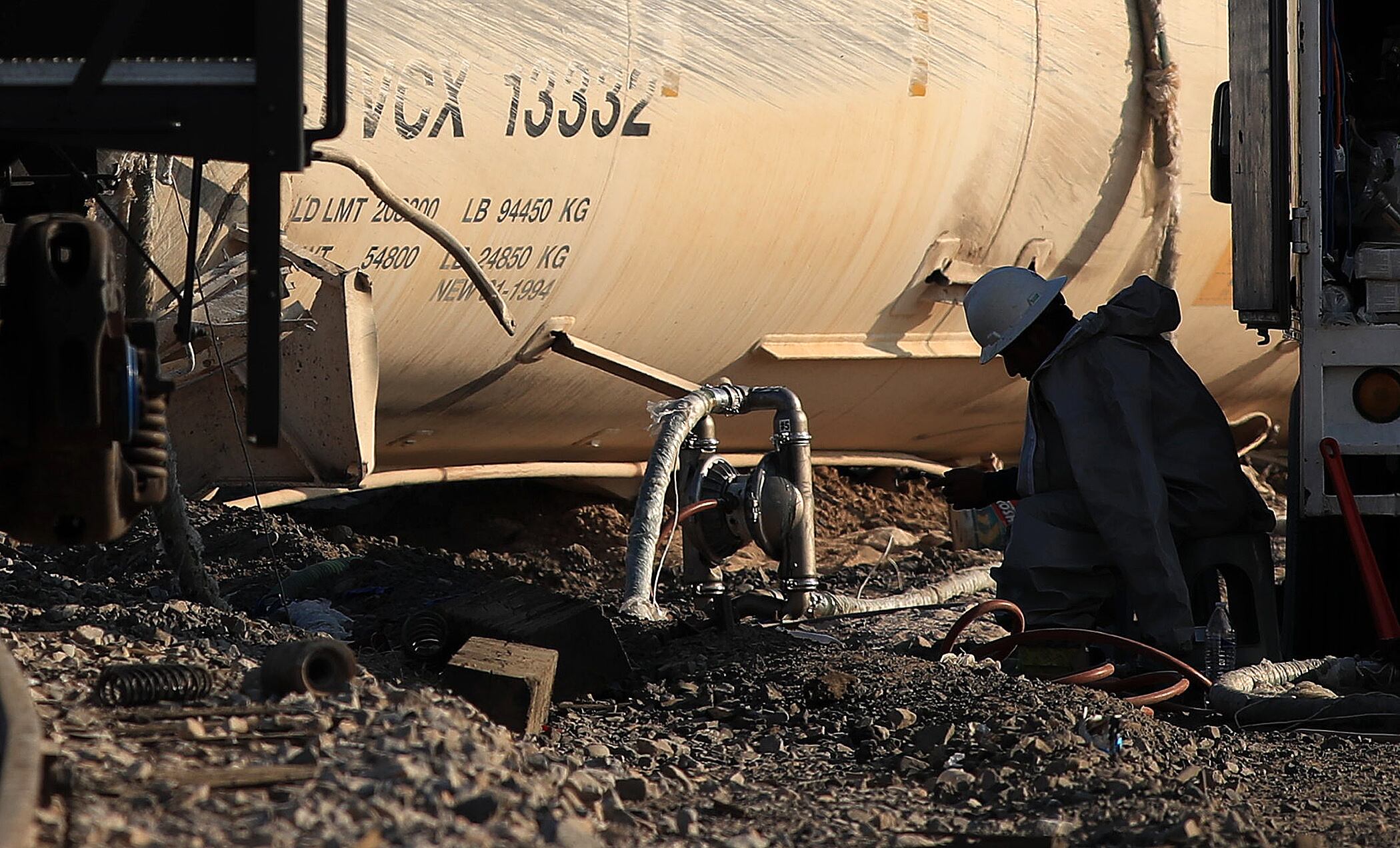 Autoridades mexicanas drenan ácido sulfúrico del tren que descarriló con migrantes