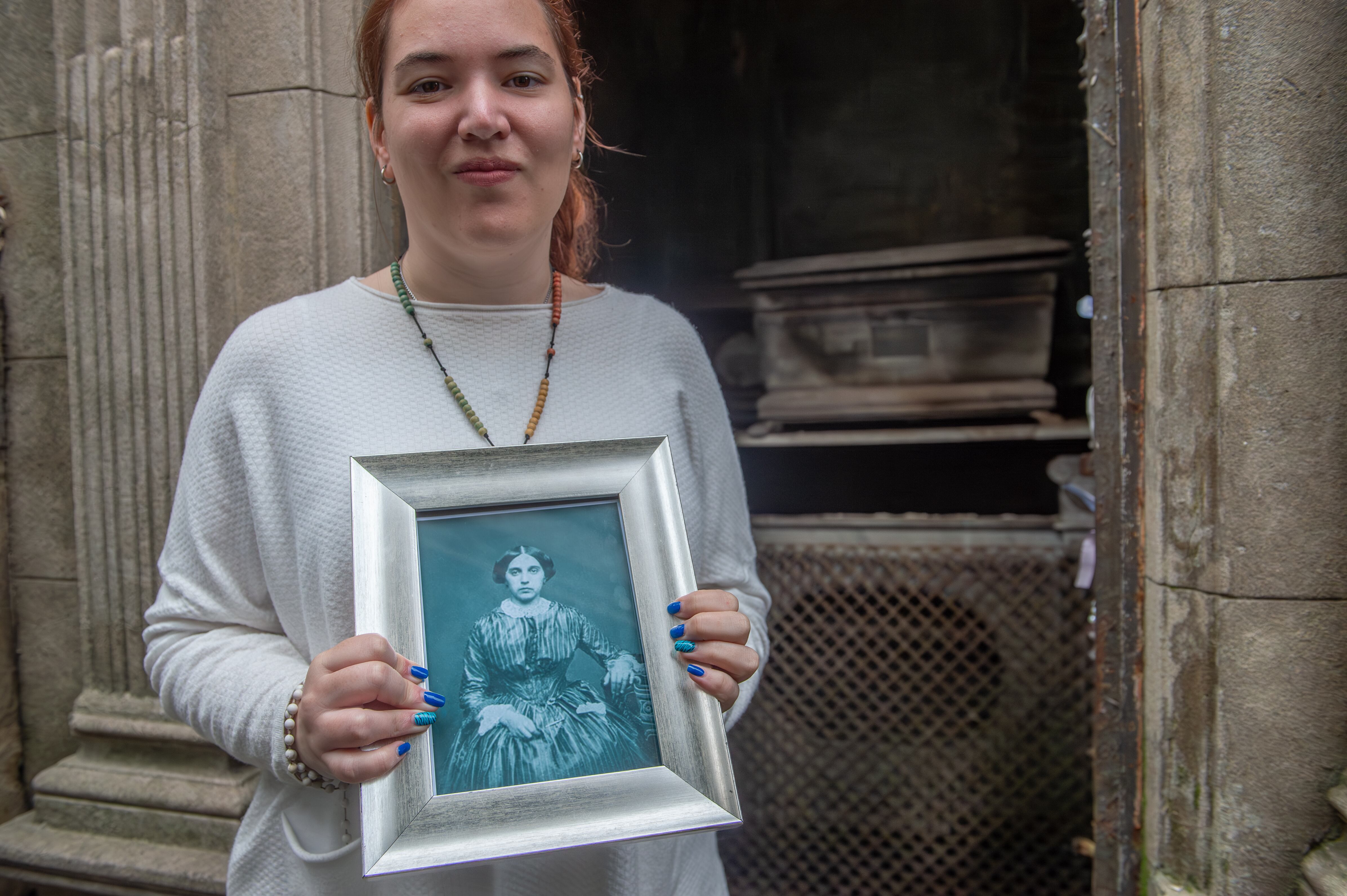 Abren la tumba de Camila O'Gorman en el cementerio de recoleta