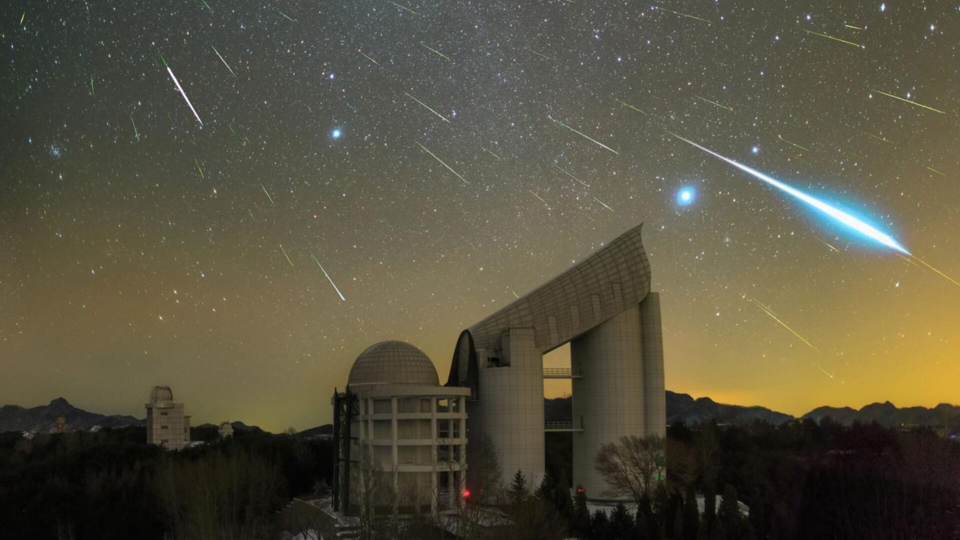 La lluvia de estrellas del cometa Halley se denomina eta acuáridas.