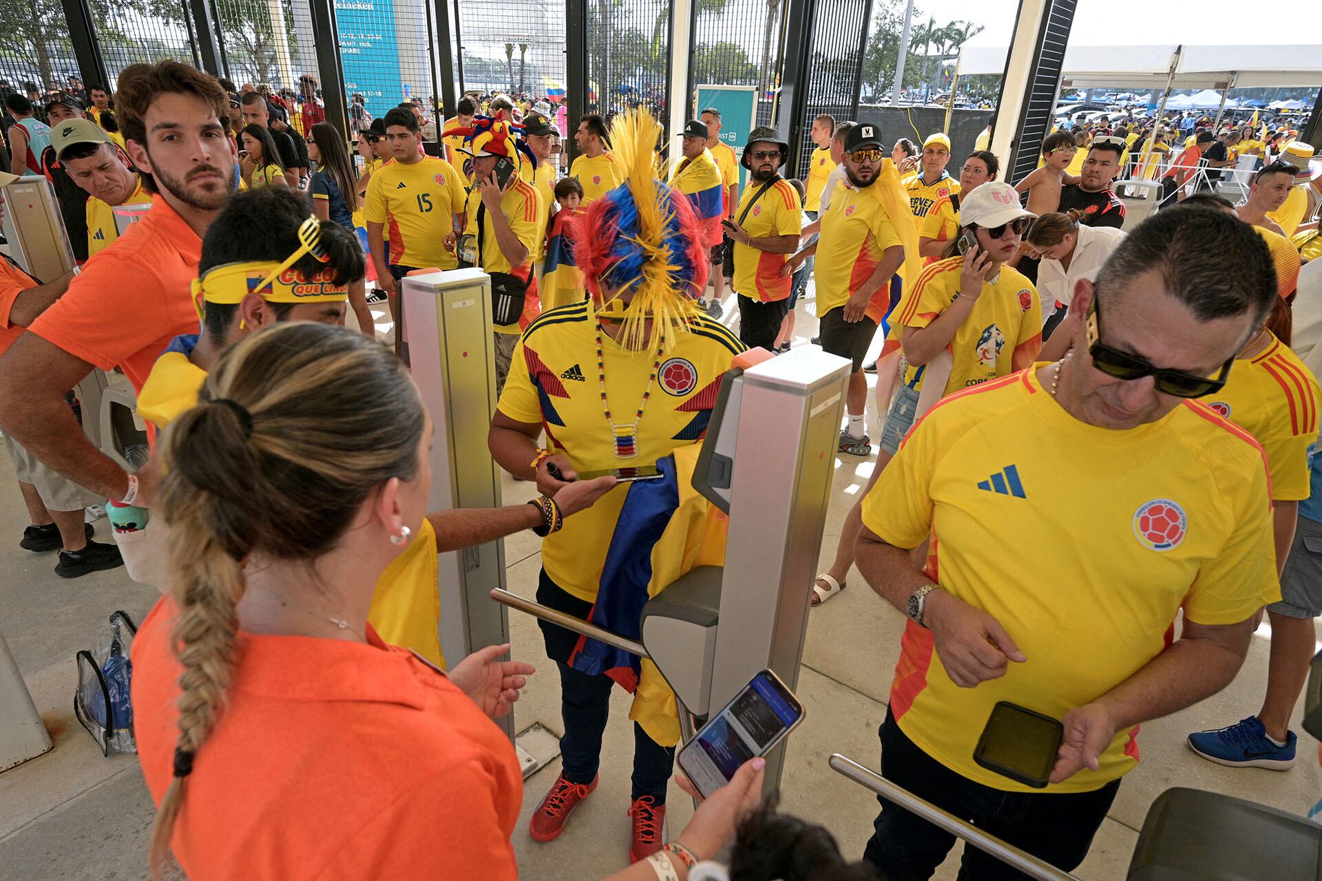 Copa América 2024 - Argentina Colombia -  Se abrieron las puertas del estadio y comenzaron a entrar los hinchas