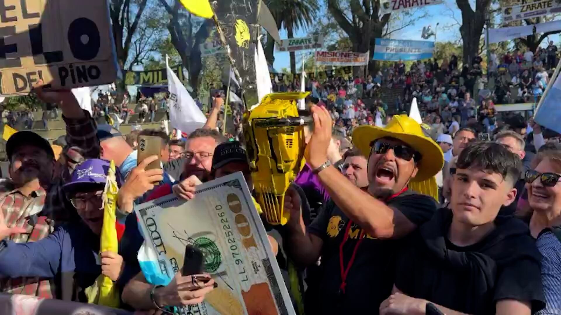 Decenas de personas ya están en Parque Lezama por el acto de Milei