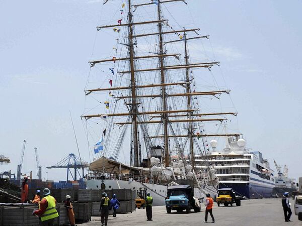 La Fragata Libertad en el puerto de Tema, Ghana, donde estuvo retenida durante 77 días por una jugada de NML Capital, de Elliott Management