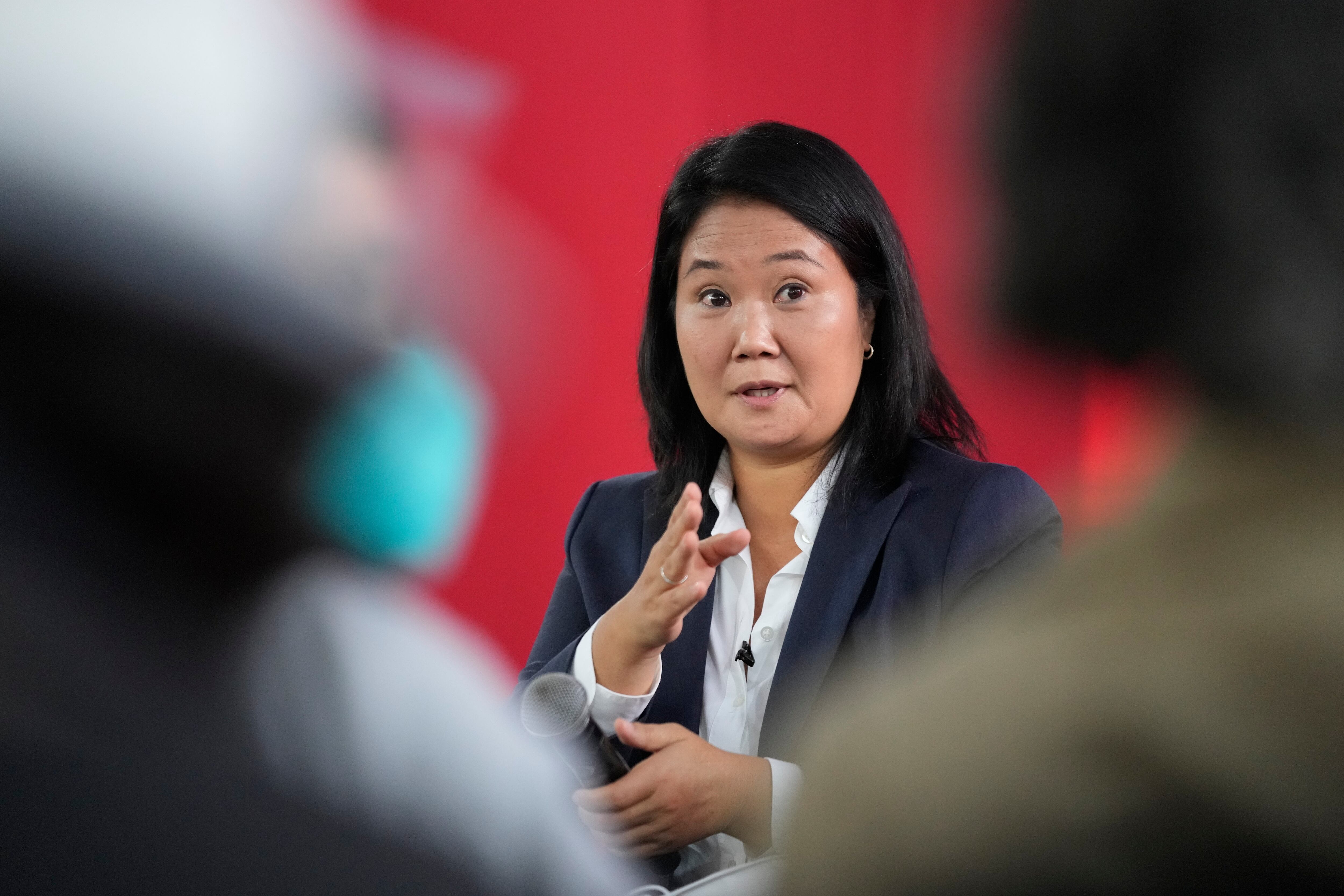 ARCHIVO - La candidata presidencial Keiko Fujimori habla en una conferencia de prensa en Lima, Perú, el 12 de junio de 2021. La justicia de Perú inicia el lunes 1 de julio de 2024 un juicio contra Fujimori por presunto lavado de dinero. (AP Foto/Martín Mejía, Archivo)