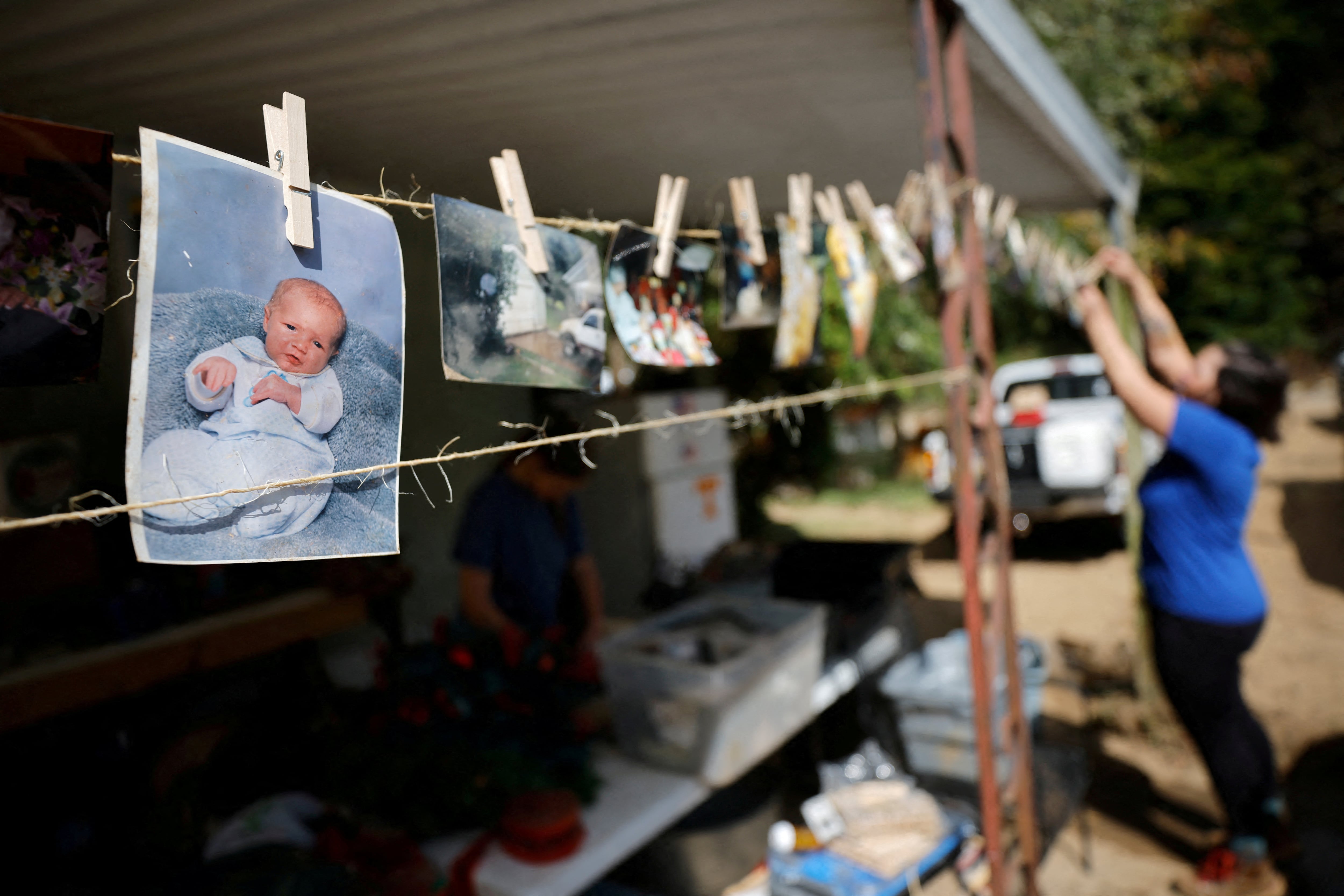 Las familias han tenido que cruzar ríos desbordados y caminar largas distancias para obtener provisiones. (REUTERS/Jonathan Drake)