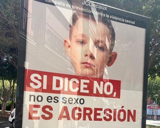 Imagen del cartel del Ayuntamiento de Almería que ha desatado la polémica (X)