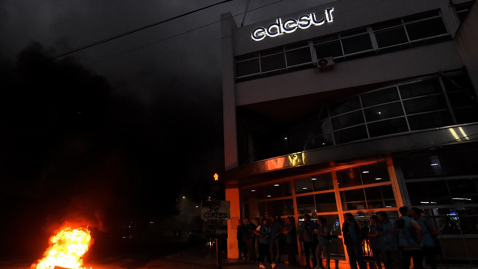 Protesta corte de luz sede edesur floresta