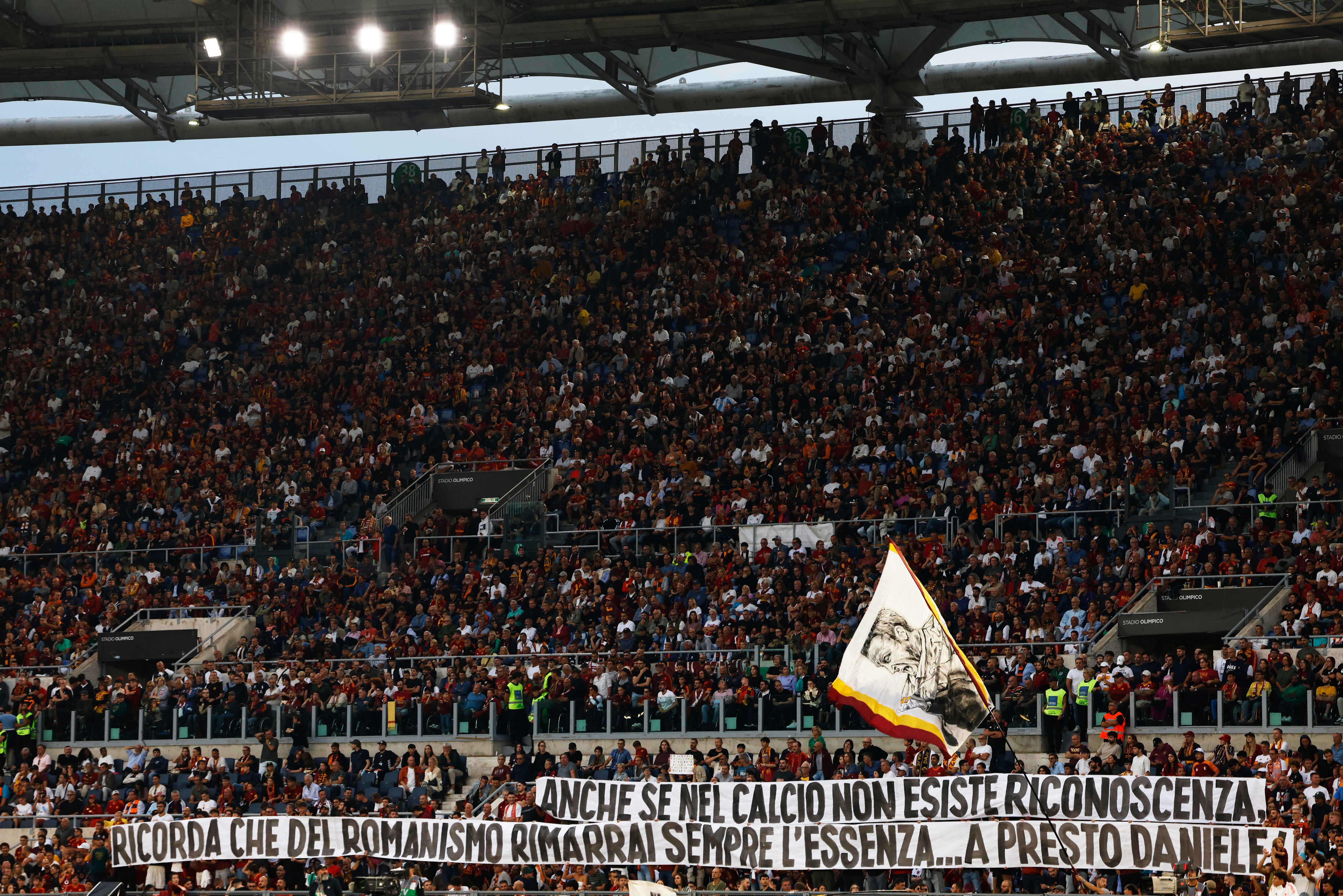 La pancarta en referencia al ex entrenador de AS Roma, Daniele De Rossi, durante el partido ante Udinese (REUTERS/Remo Casilli)